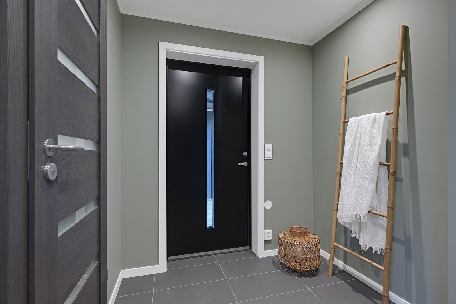 Entré med flislagt gulv med varmekabler og plass til yttertøy og sko. Galleribilde