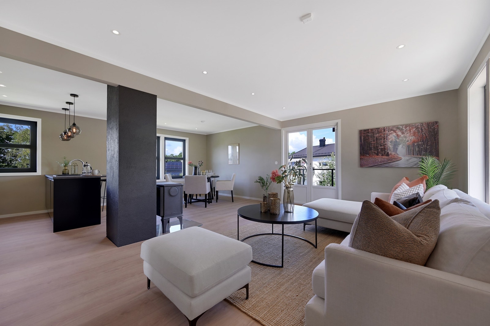 Rommet har et lekkert gulv, samt spotter i taket. Galleribilde