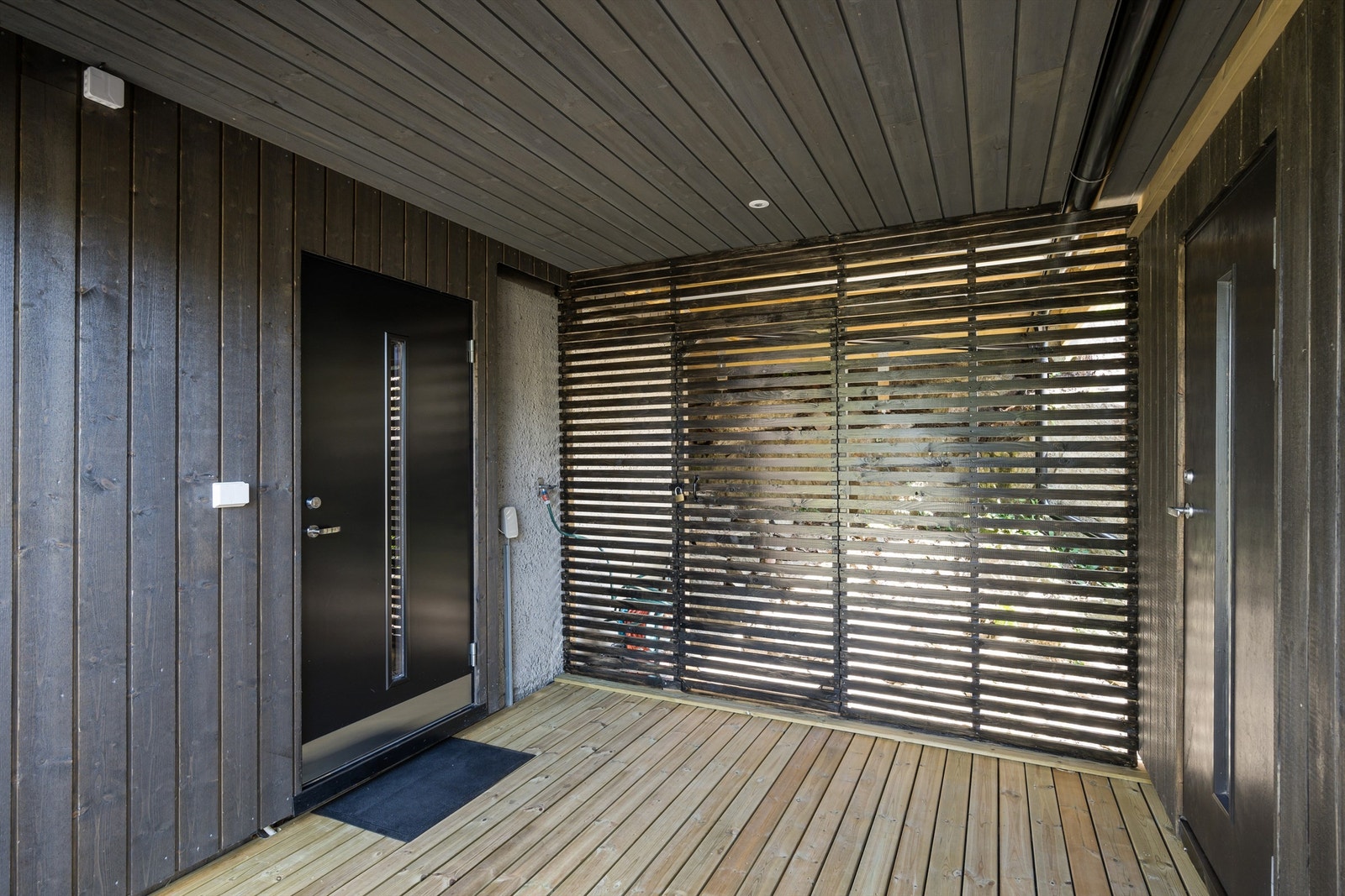 Innbydende overbygget inngangsparti hvor du har adkomst til garasjen via boddør. Galleribilde