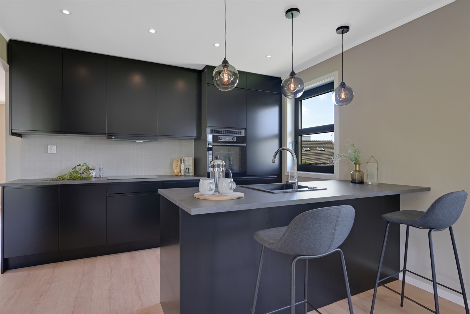 Den pene kjøkkenøyen skaper en sosial atmosfære og ekstra skap og benkeplass for gode oppbevaringsmuligheter. Galleribilde