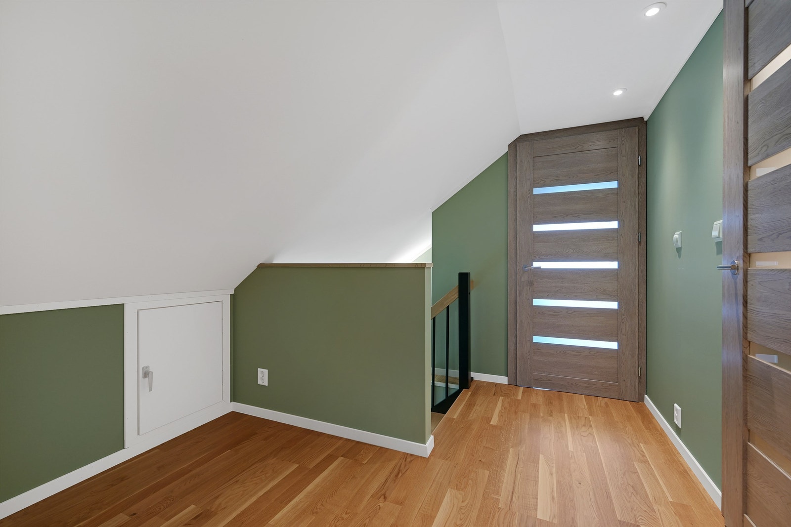 Loftsetasjen har en gang som knytter 2 soverom og toalettrom sammen. Galleribilde