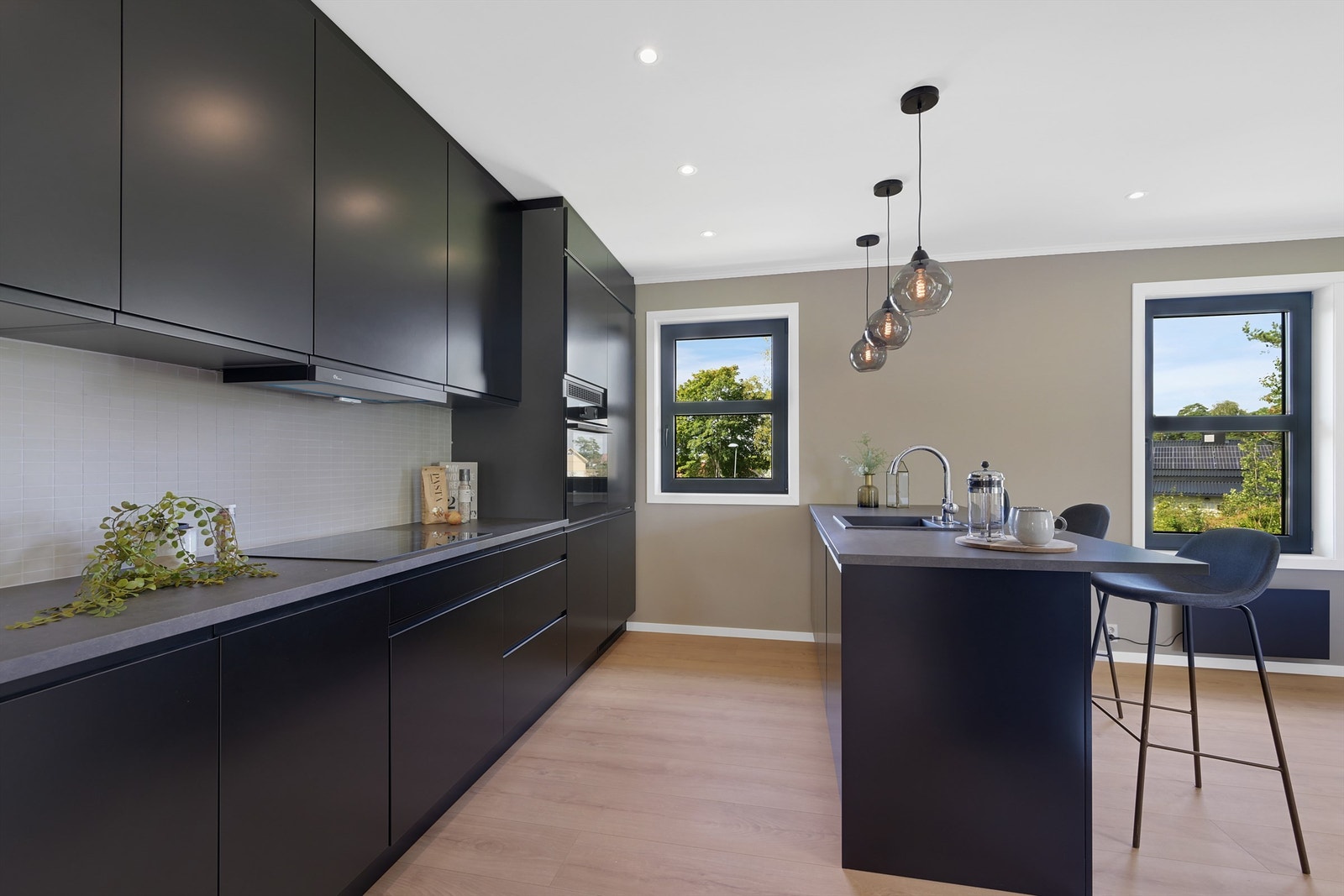 I hovedetasjen møter du et moderne og stilrent kjøkken. Galleribilde