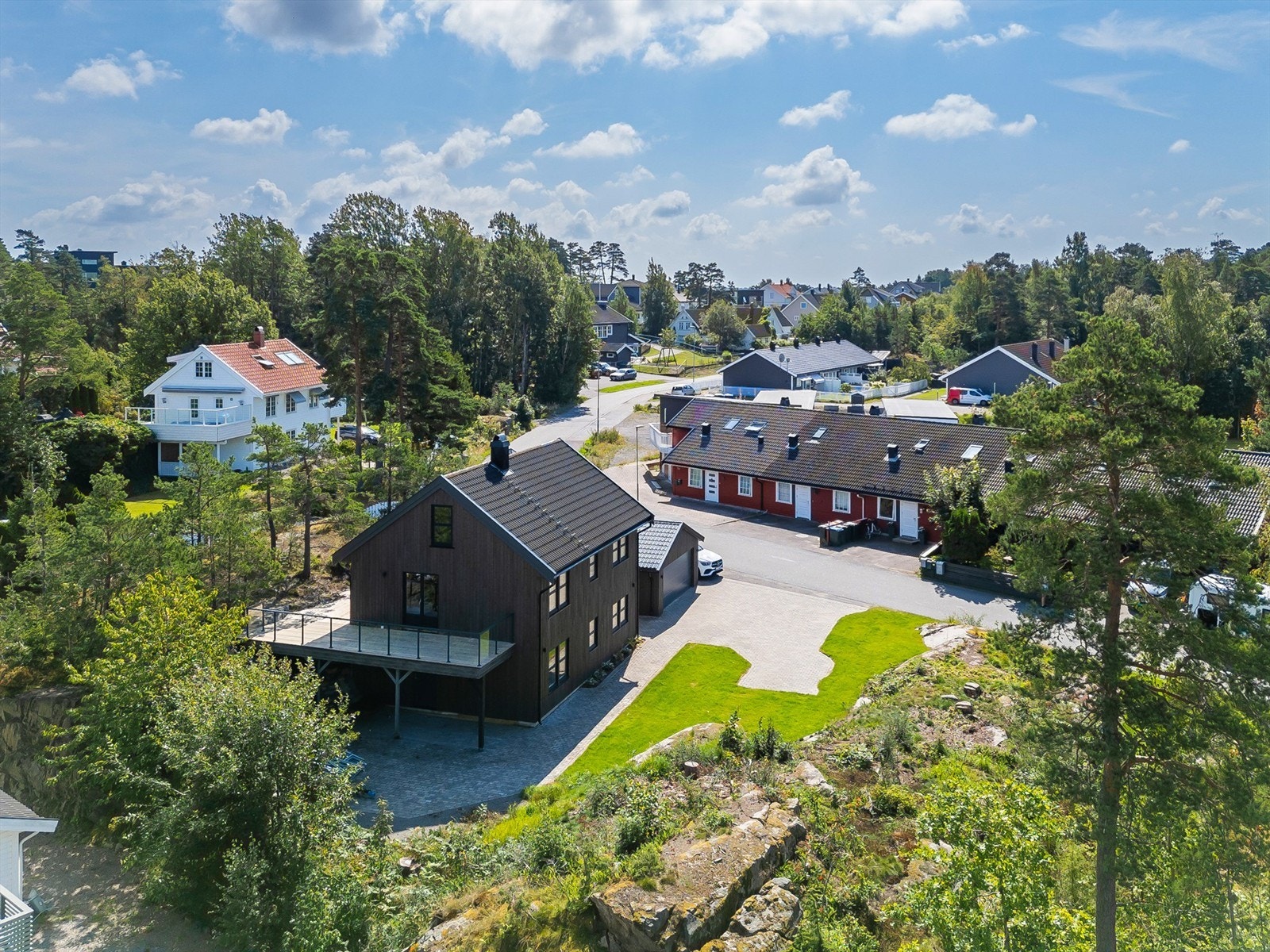 Tomten har naturskjønne trekk med naturlig kupert fjell og trær som gir tomten liv og karakter. Galleribilde