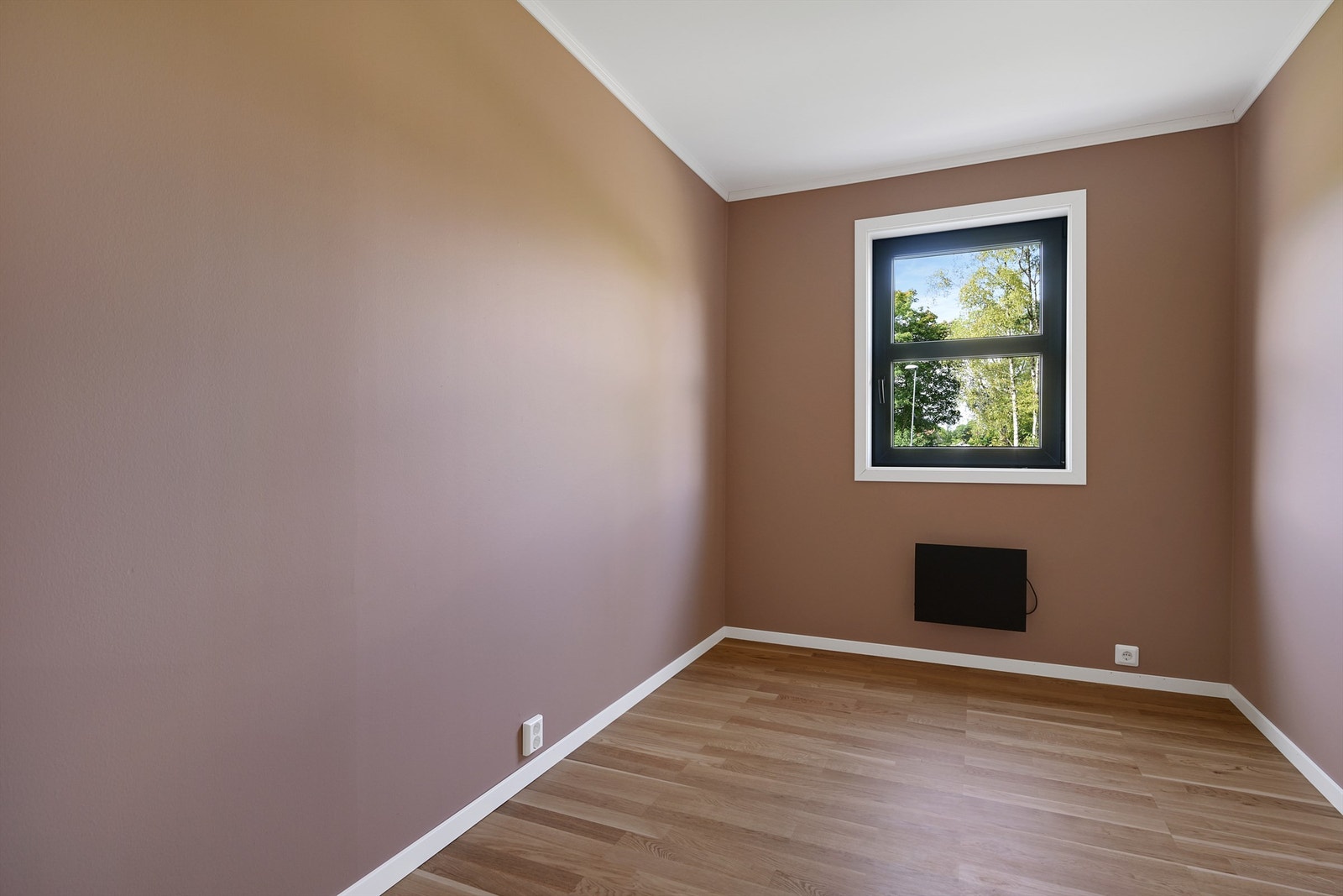 Hyggelig soverom med god plass til seng og oppbevaringsmøblement. Galleribilde