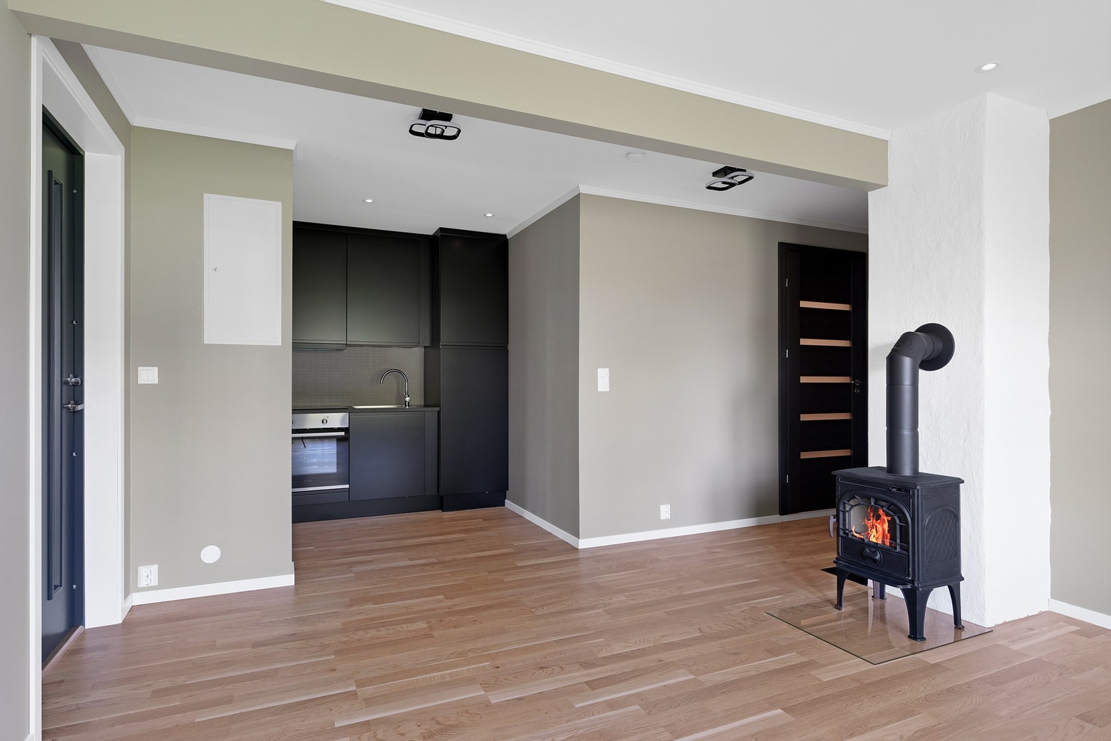 Kjellerstuen har en delvis åpen stue/kjøkkenløsning med en deilig peis som gir god varme gjennom vinterhalvåret. Galleribilde