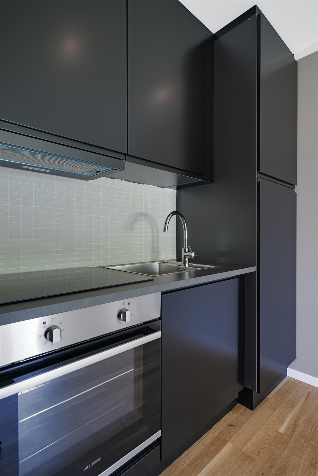 Det er innredet med integrert induksjonstopp og stekeovn. Galleribilde