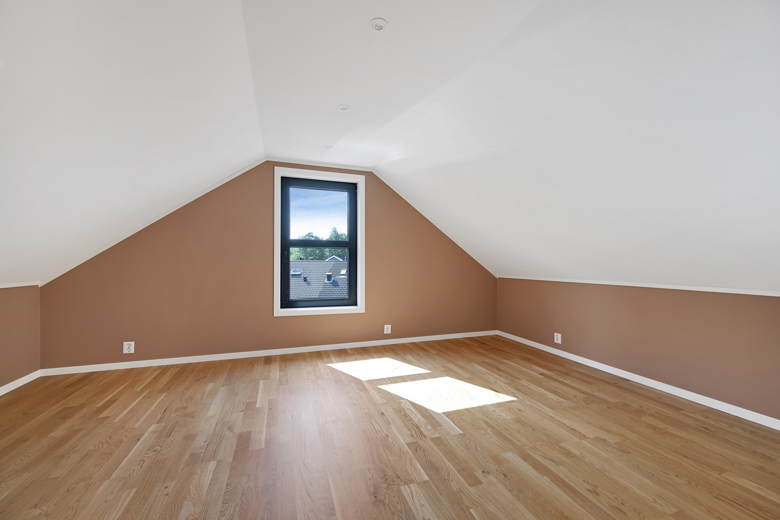 Soverom med spotter i taket og god vindusflate. Rommene passer også fint til kontor eller hobbyrom. Galleribilde