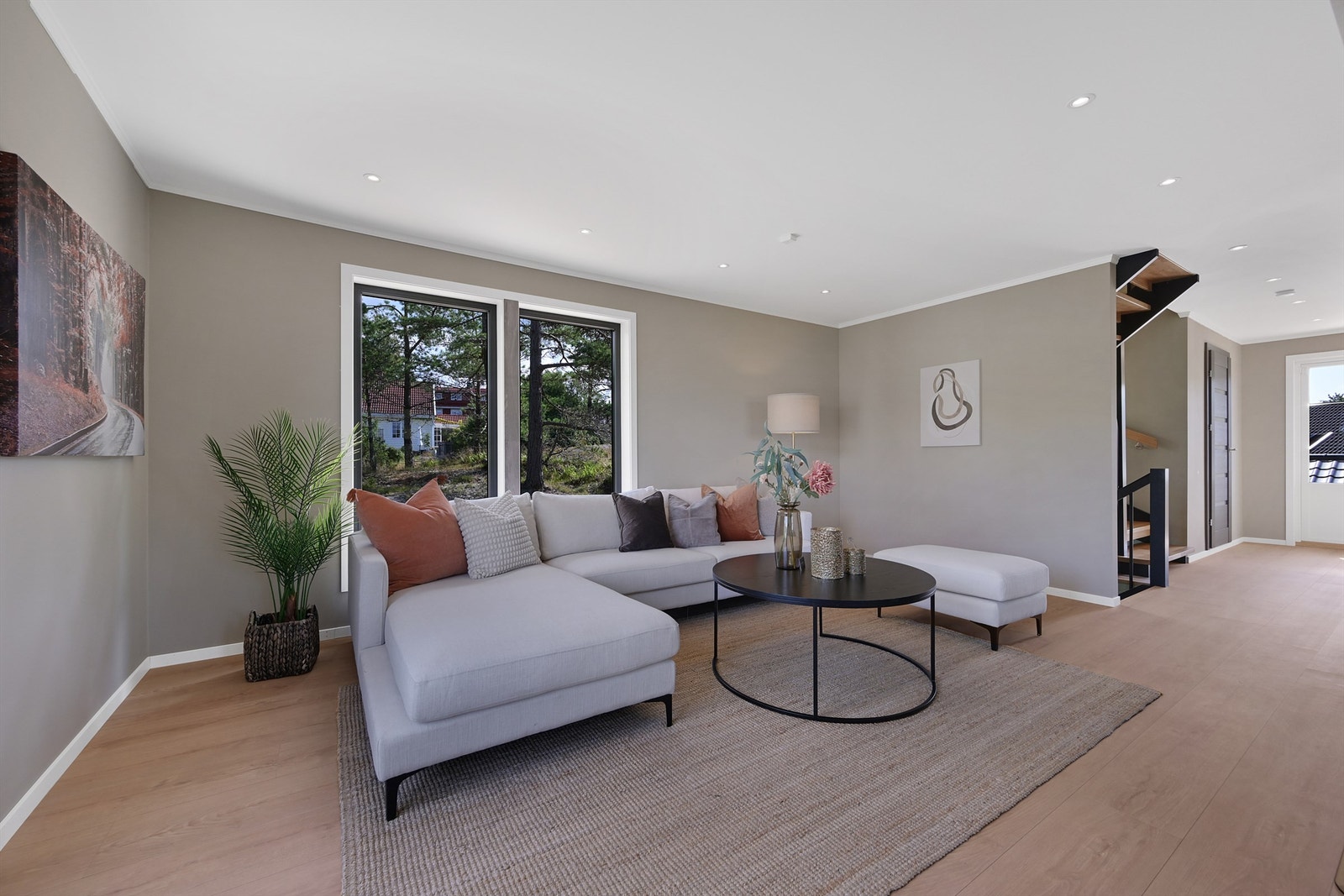 Stuen har god plass til sofaseksjon og tilhørende møblement. Galleribilde