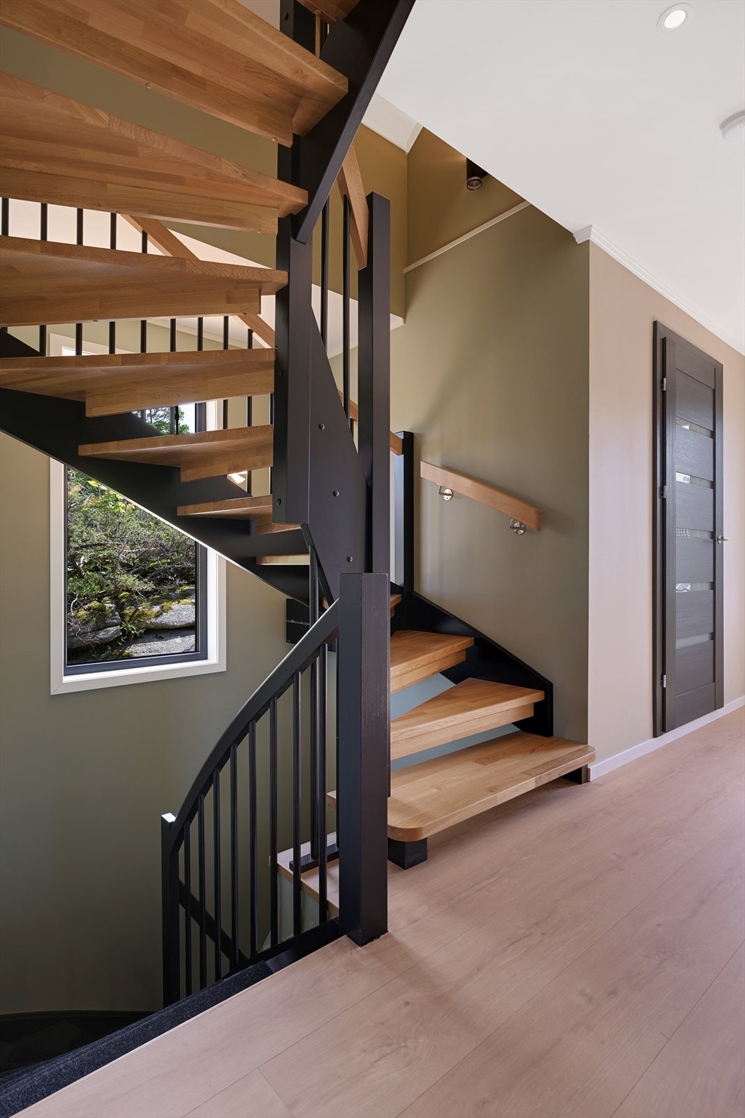 Husets etasjer er knyttet sammen med en lekker trapp som tar deg opp til 2. etasje og loftsetasjen. Galleribilde