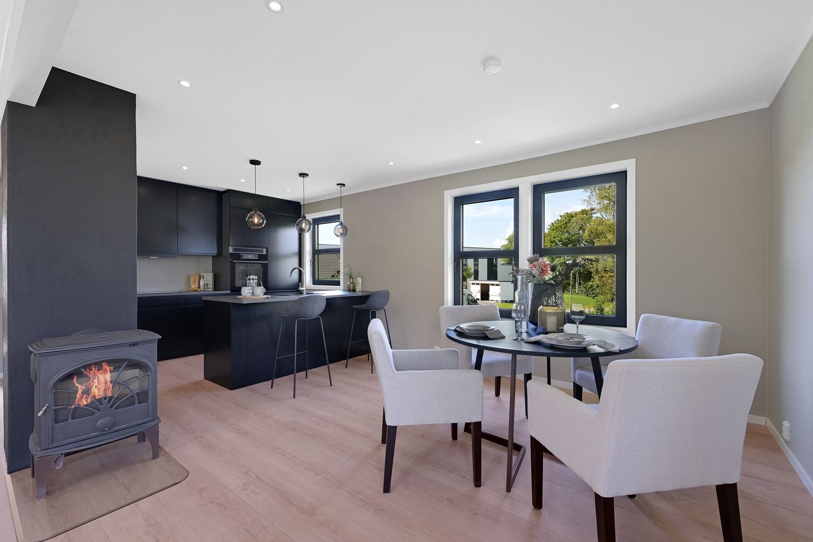 Det er installert et delikat ildsted om gir godt med varme til stue og kjøkken. Galleribilde