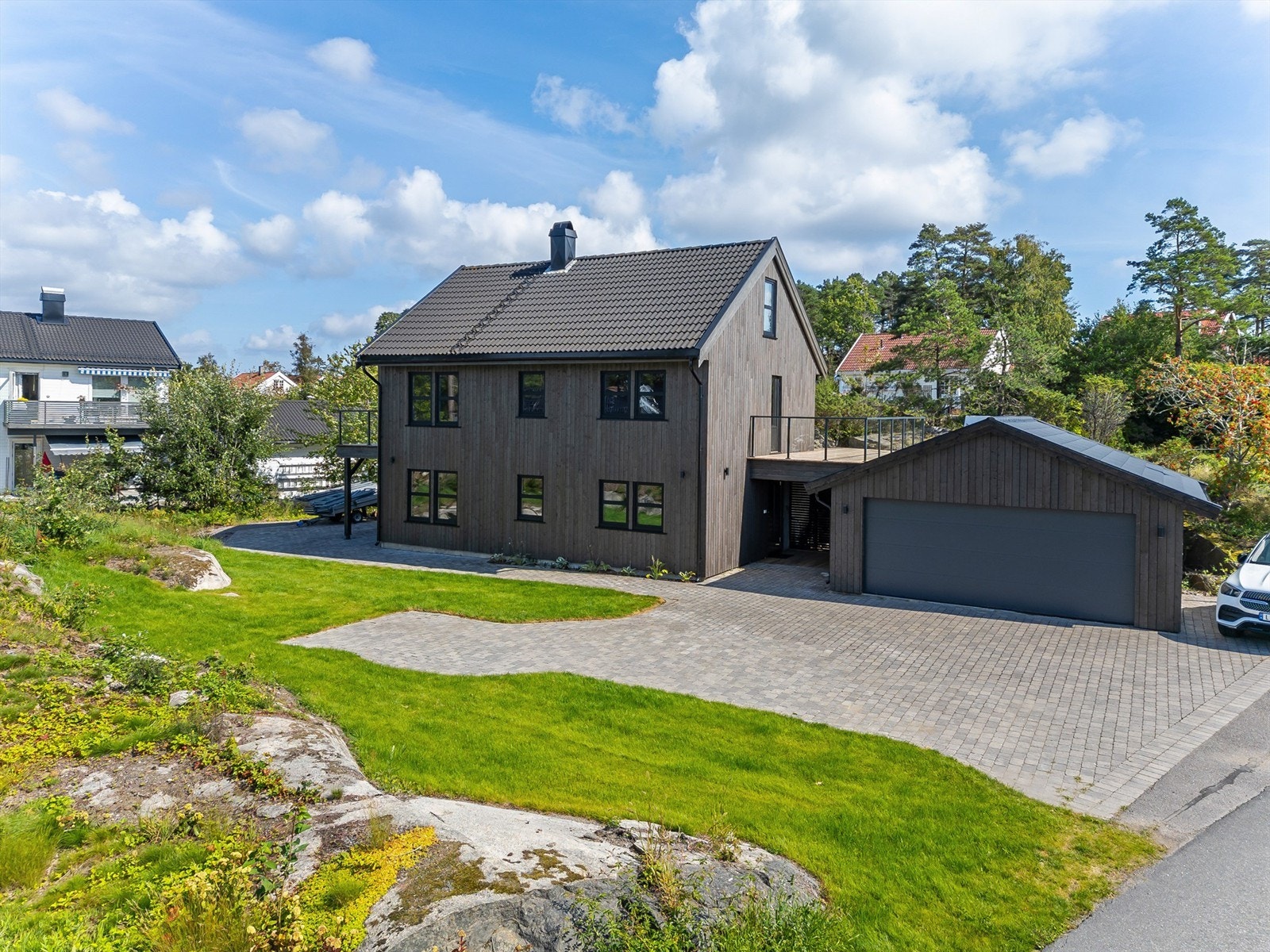 Dobbel garasje med automatisk portåpner montert i 2024. Det er nylig montert el-bil lader innvendig. Galleribilde