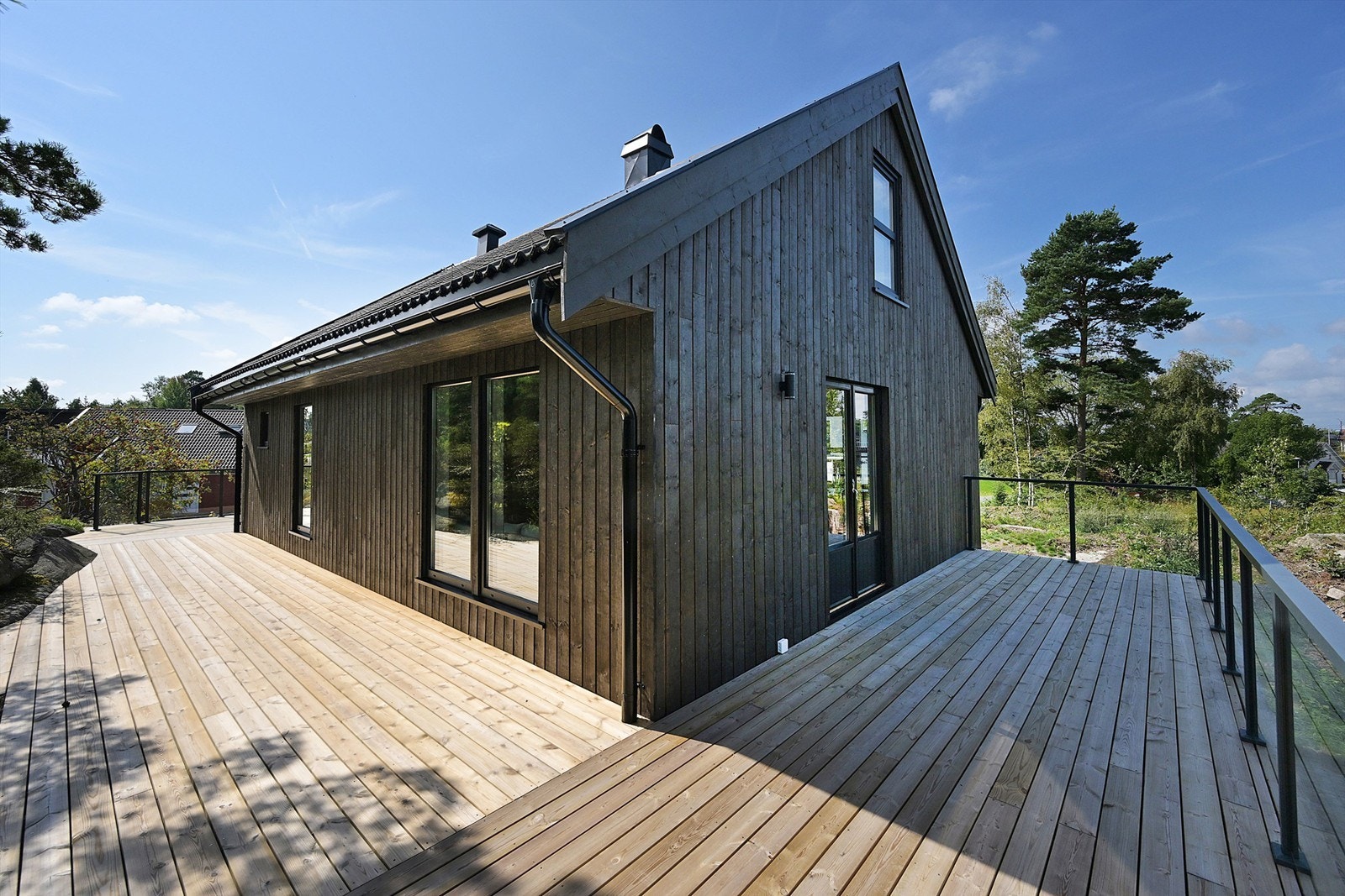 Nydelig terrasse som har rikelig med plass til å innrede med utemøblement og grill. Galleribilde