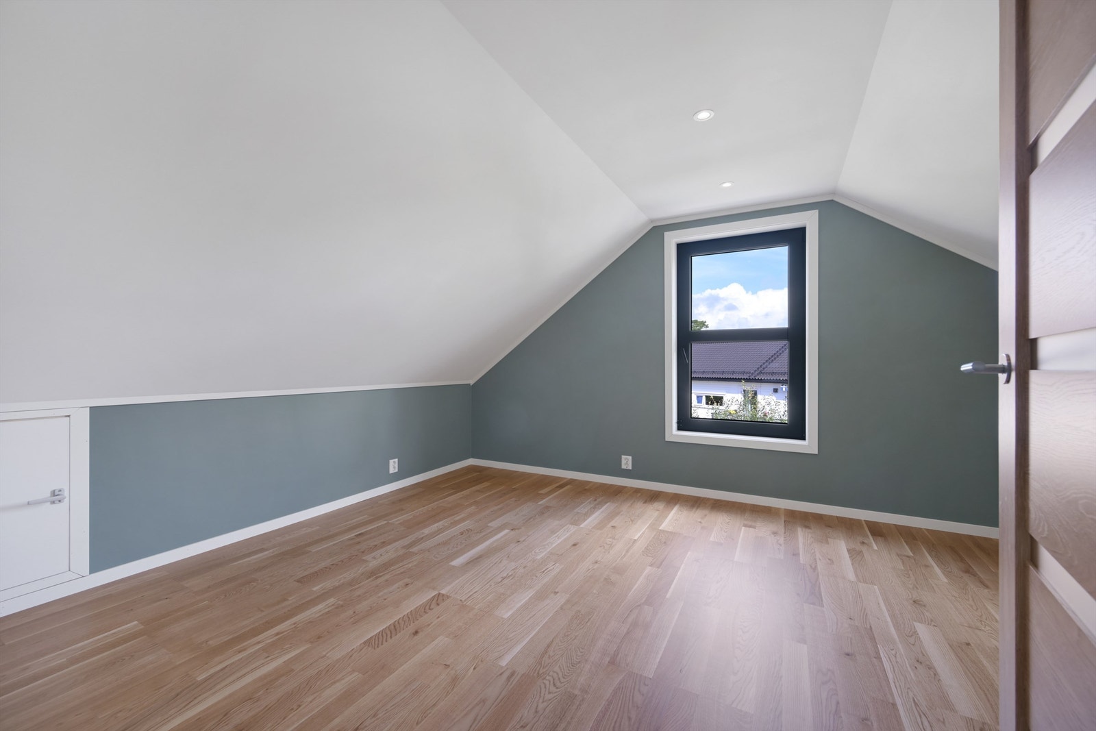 Soverom med god plass til møblement og oppbevaring. Galleribilde