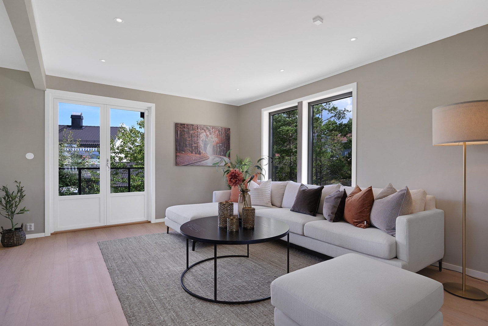 Fra stuen har du direkte adkomst til en stor, solrik treterrasse på ca 67kvm. Galleribilde