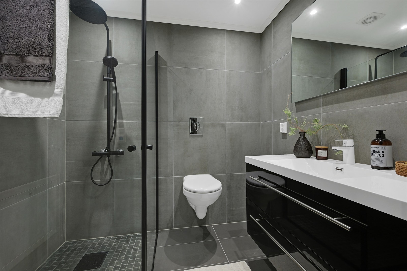 Badet er renovert i 2023 og har pene fliser på gulv og vegger. Her er det montert varmekabler i gulvet. Galleribilde