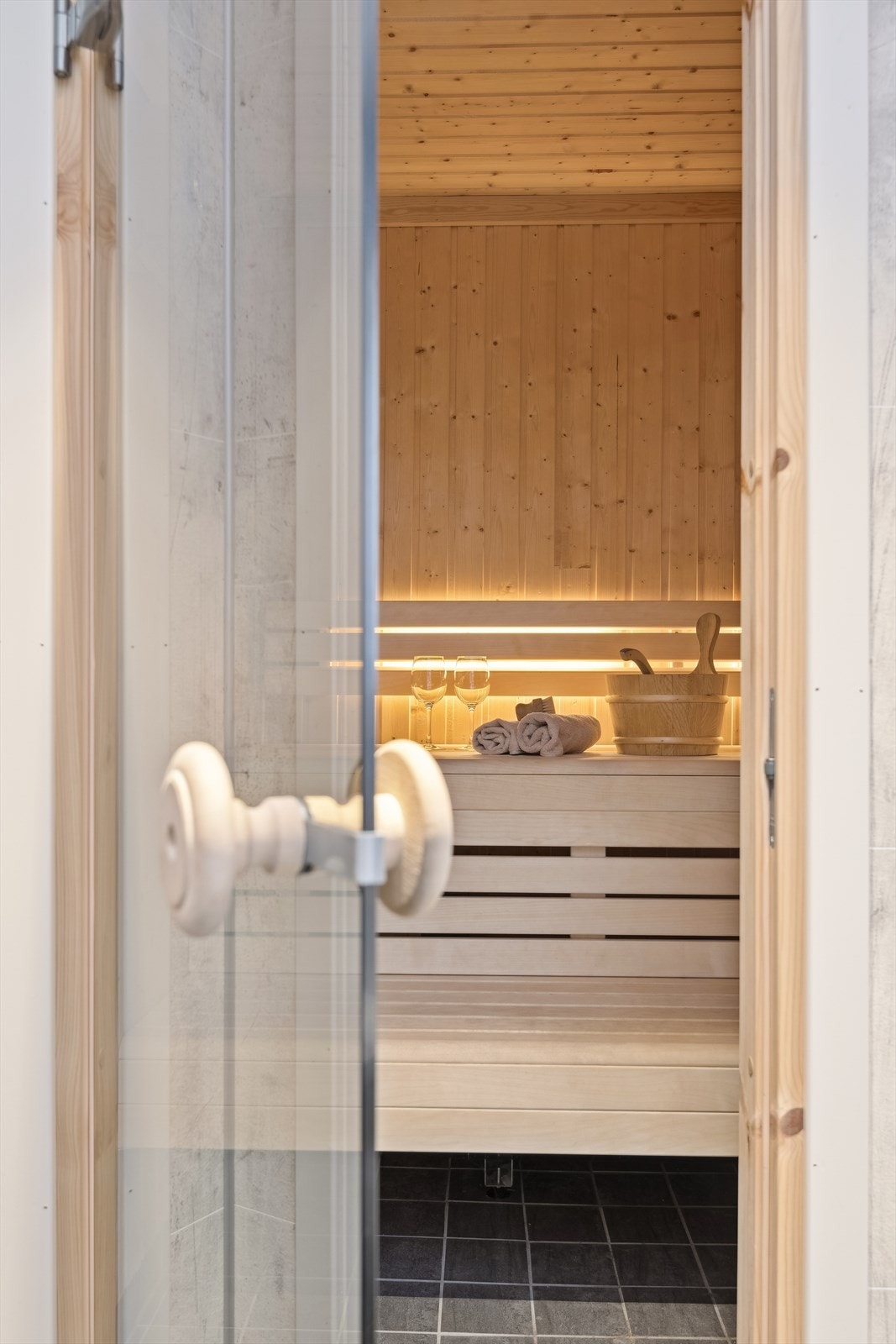 Fra badet er det direkte adkomst til en deilig badstue, renovert samme år Galleribilde