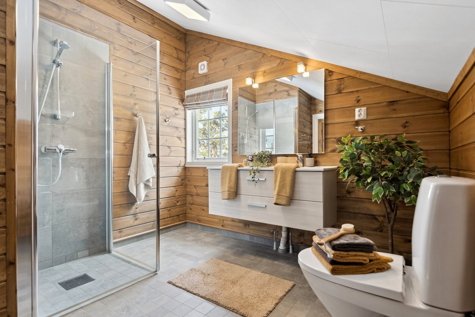 Et romslig bad med elektrisk gulvvarme Galleribilde