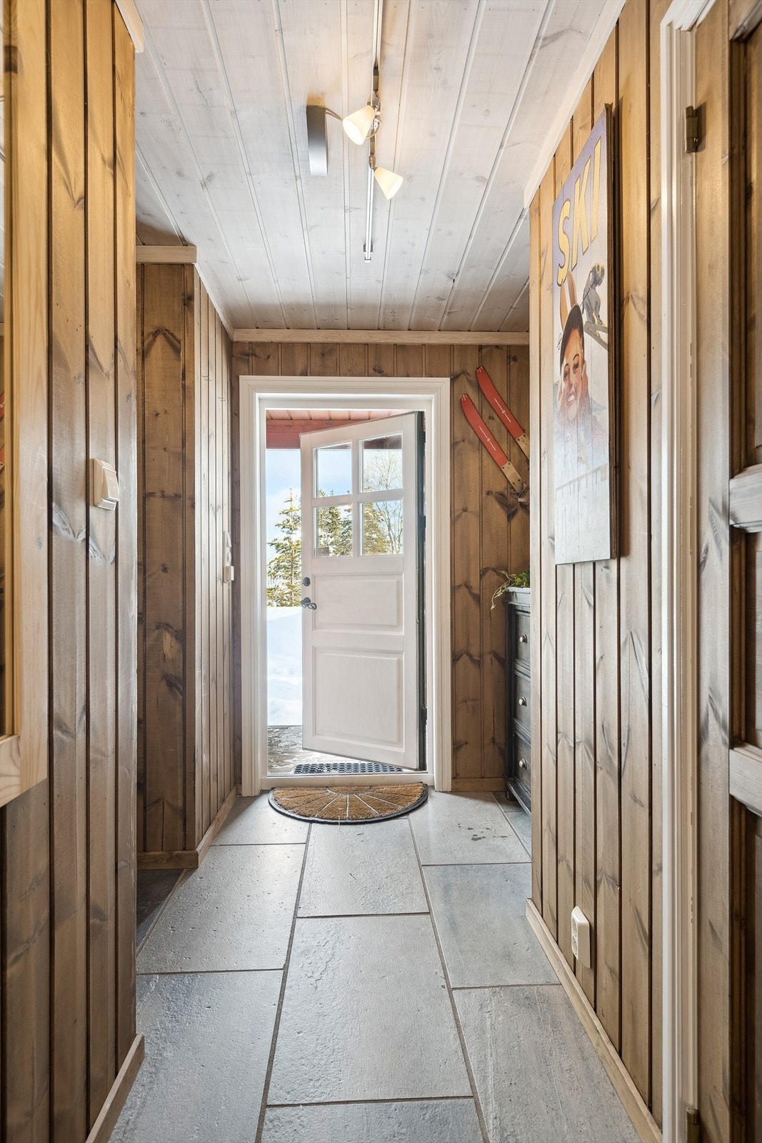 Entré med gulvvarme - Gode oppbevaringsløsninger og stort garderoberom Galleribilde