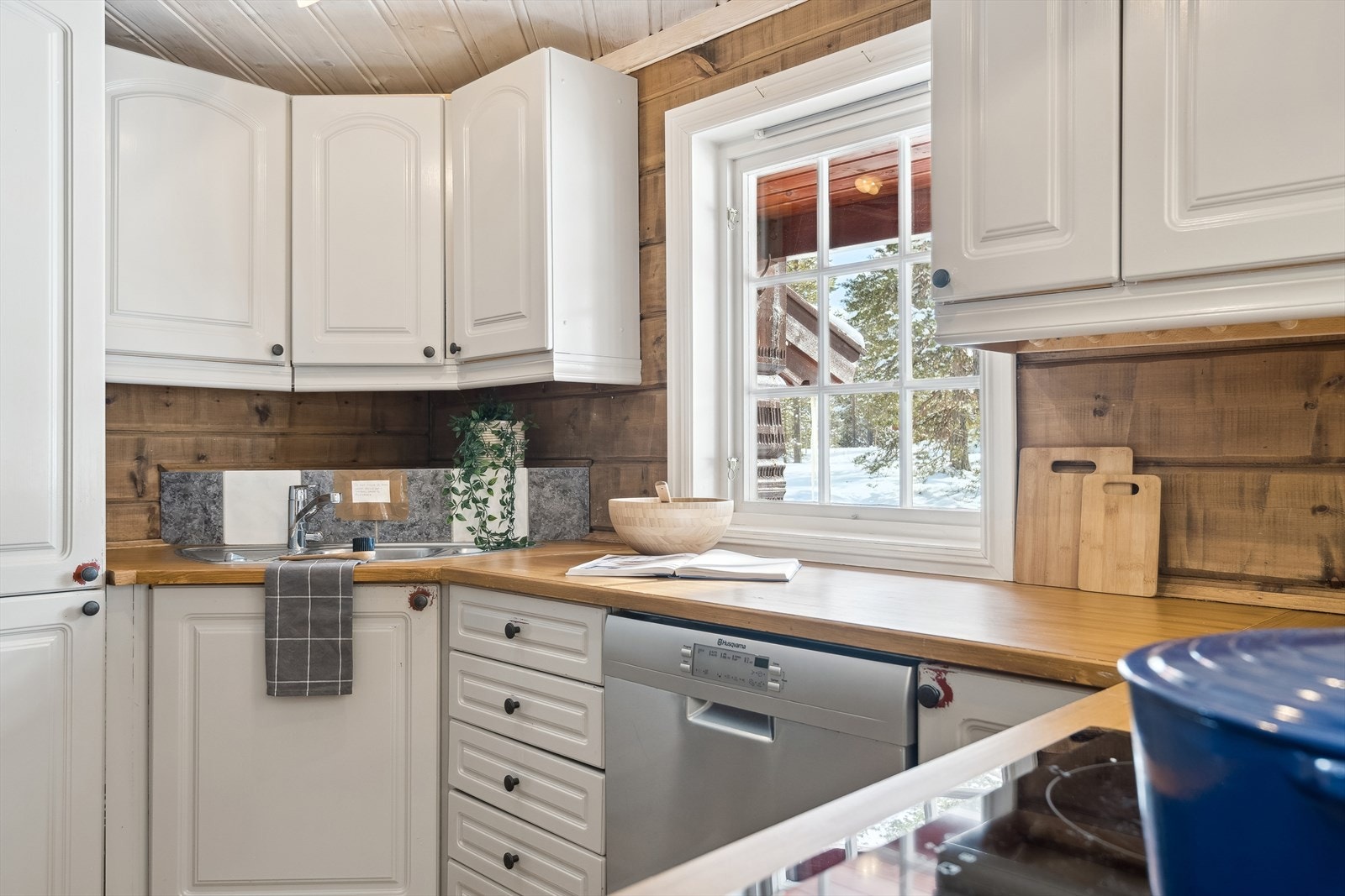 Heltre skapfronter og benkeplate Galleribilde