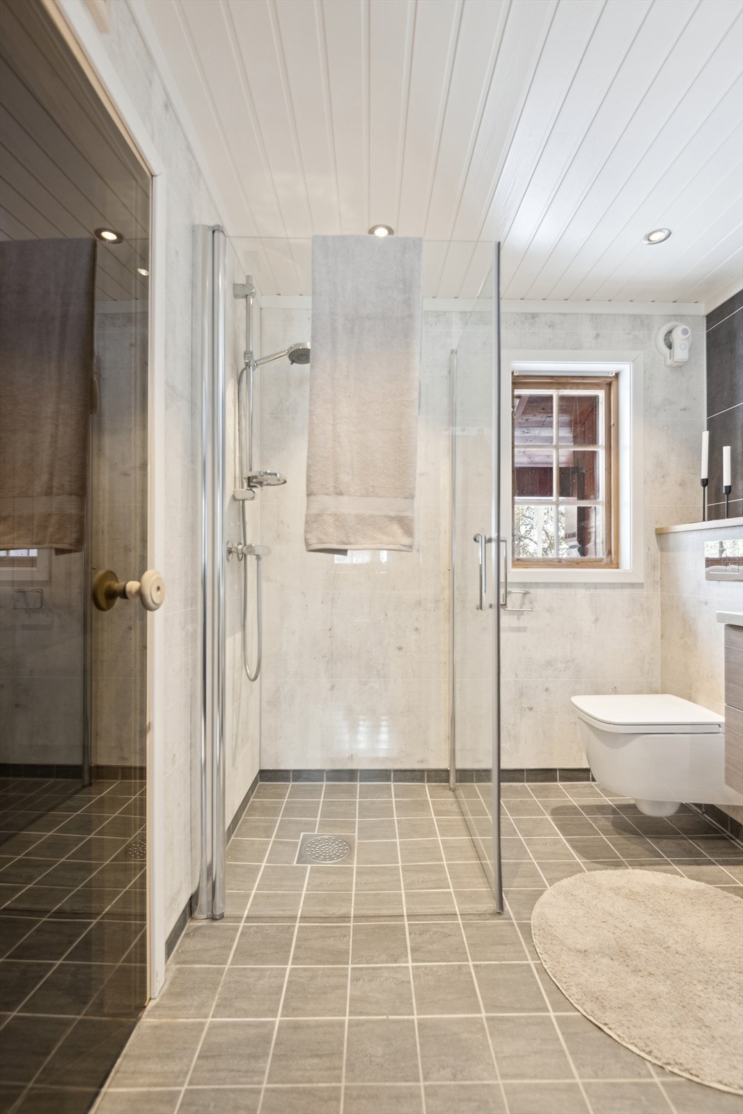 Moderne bad 1. etasje - Renovert i 2020 - Elektrisk gulvvarme Galleribilde