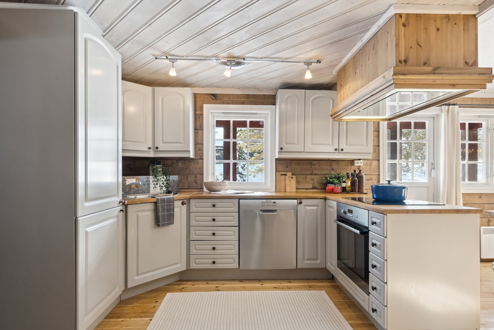 Kjøkken fra byggeår med integrerte hvitevarer Galleribilde