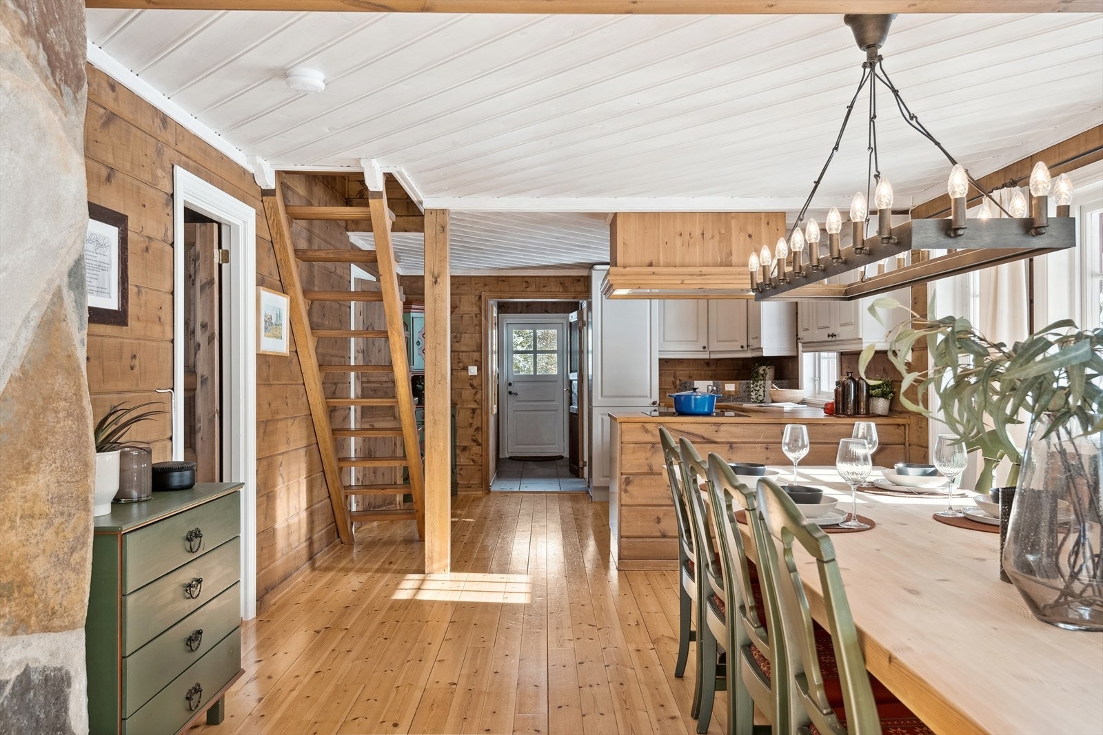 Praktisk løsning med kjøkkenhalvøy som danner et delvis romskille, samtidig som du får et sosialt fellesrom Galleribilde