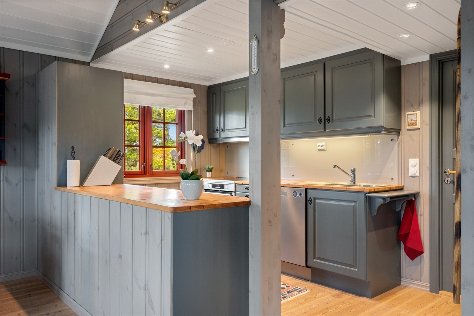 Over benk er det montert glassplate som beskytter mot sprut og søl. Galleribilde