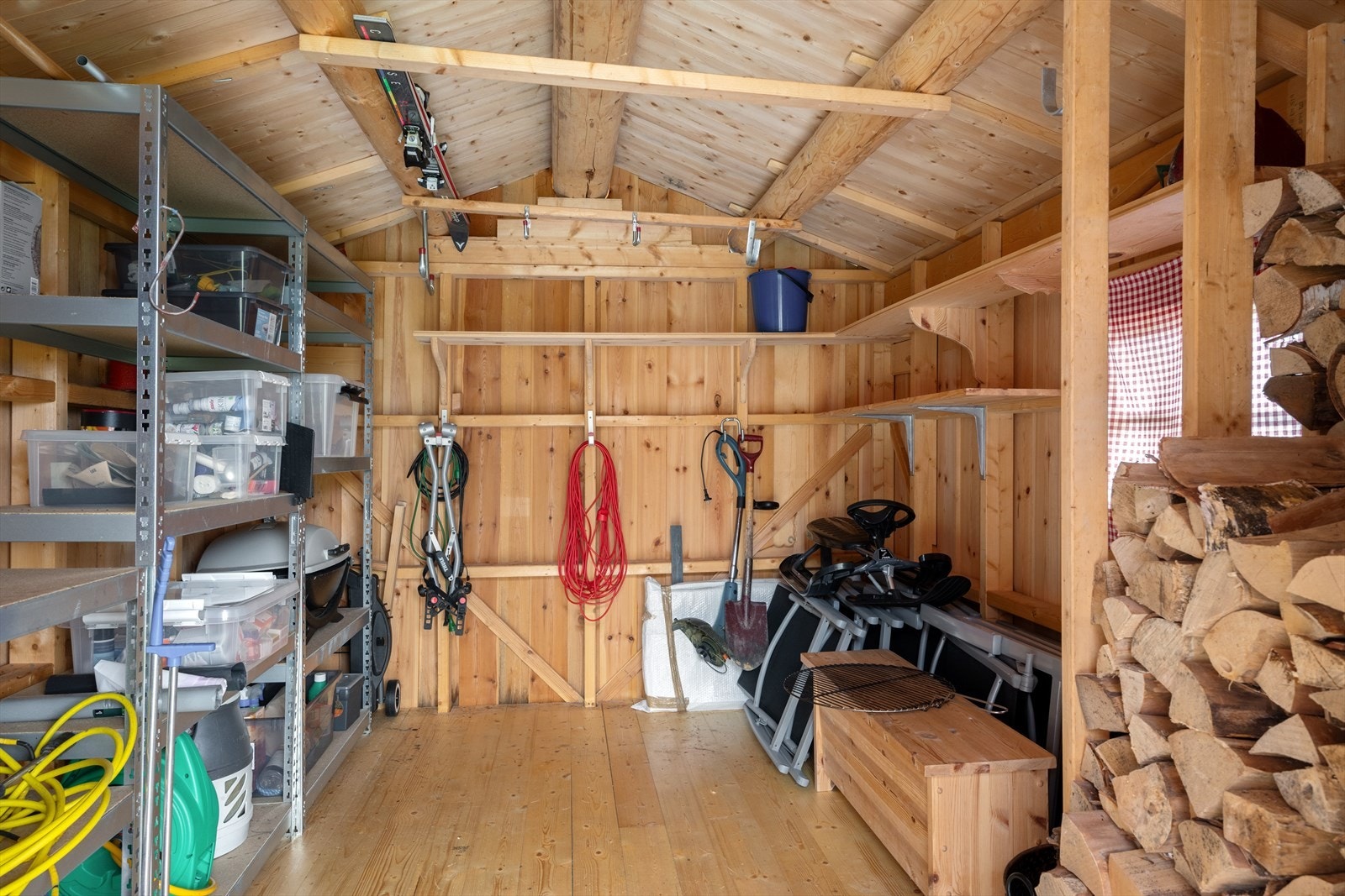 Her er det plass til både utstyr og ved. Galleribilde