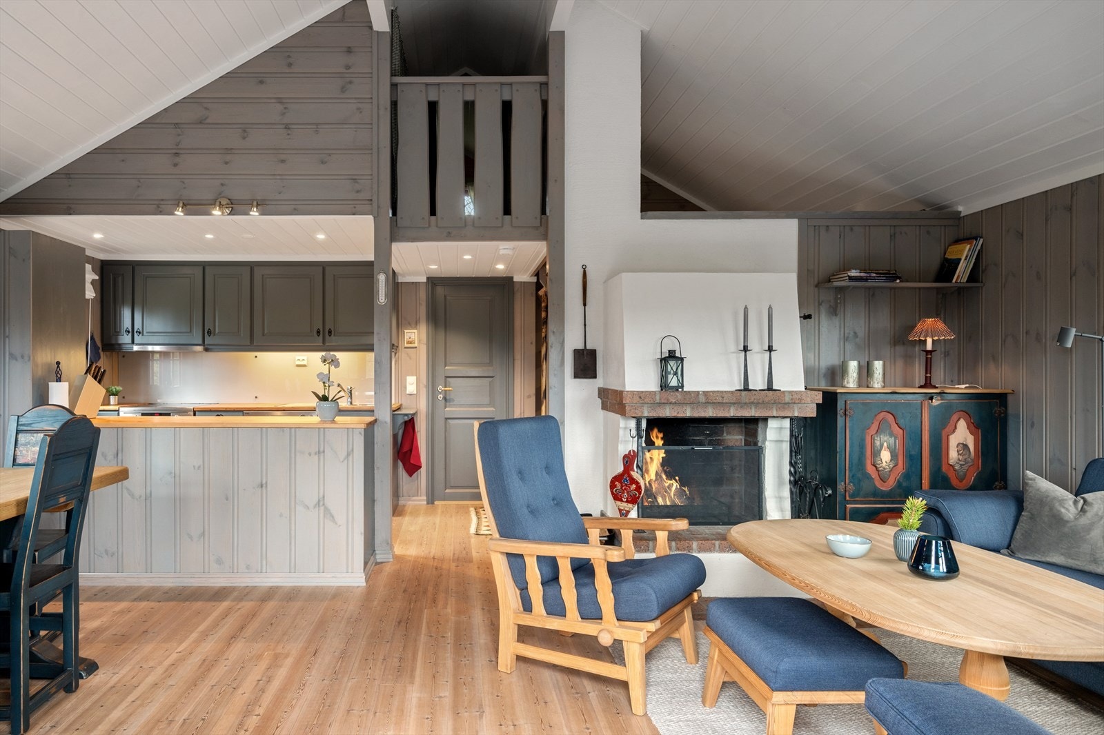 Hytta er pent møblert, og det er benyttet farger som skaper en lun og innbydende atmosfære. Galleribilde