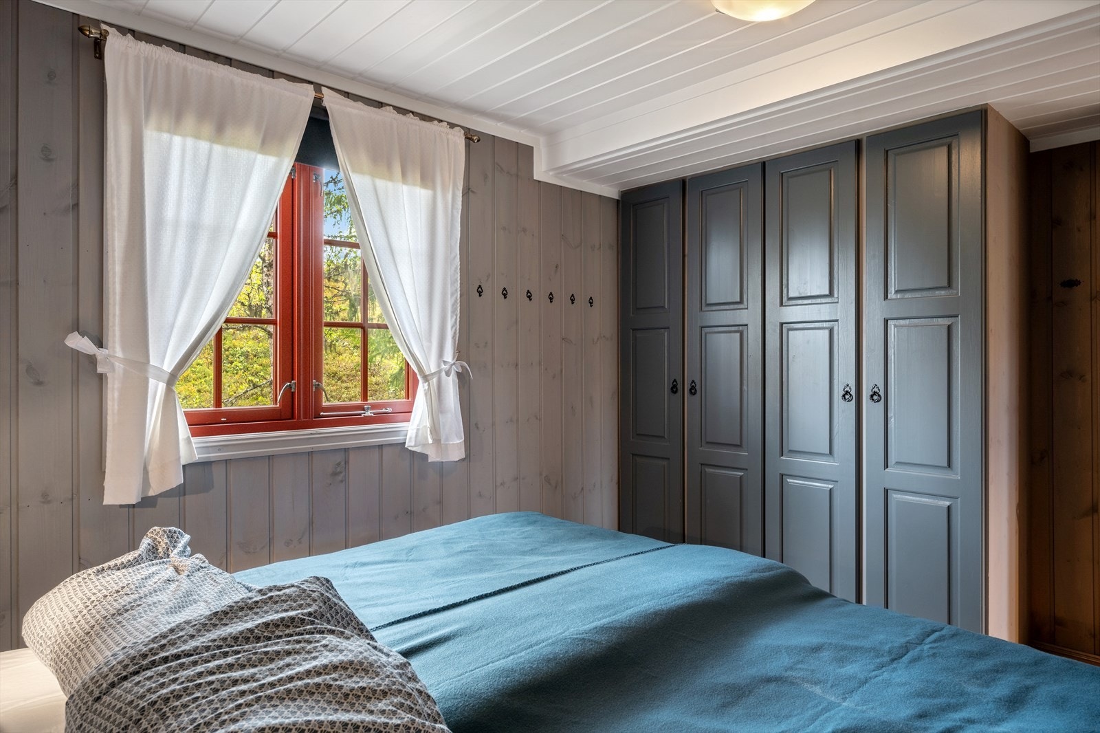 Plassbygd garderobe gir god oppbevaringsplass. Galleribilde