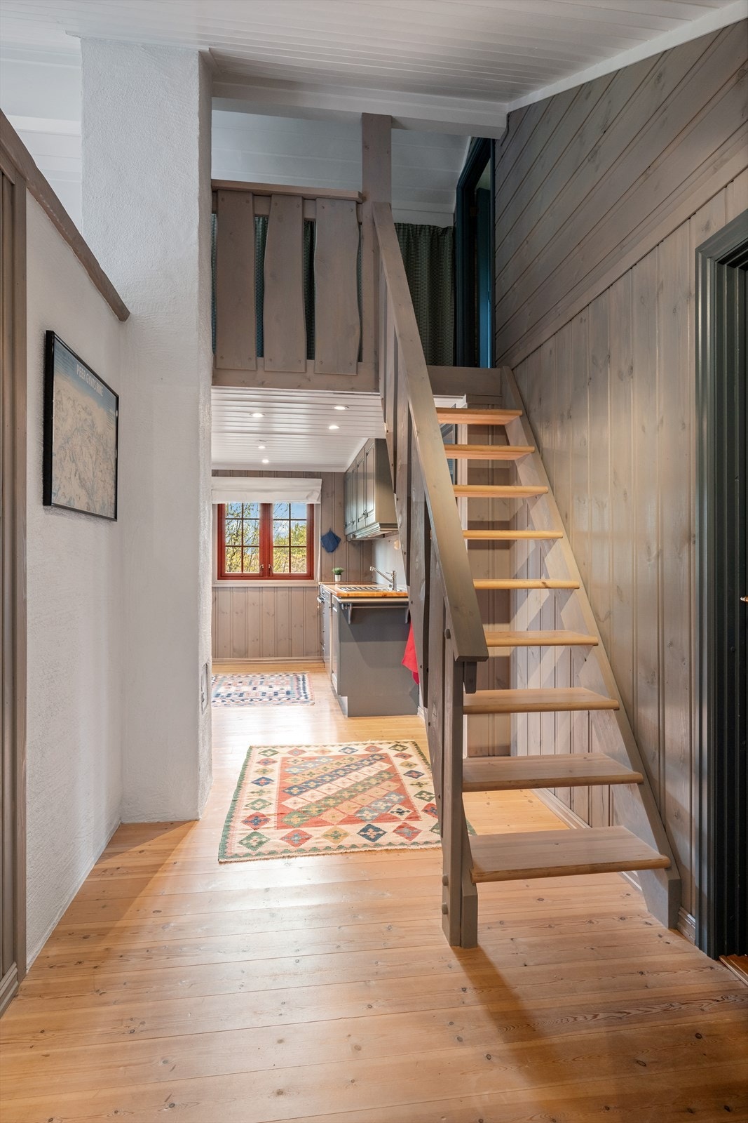 Fra gangen er det adkomst til soverom samt kjøkken og stue, og trapp opp til hemsen. Galleribilde