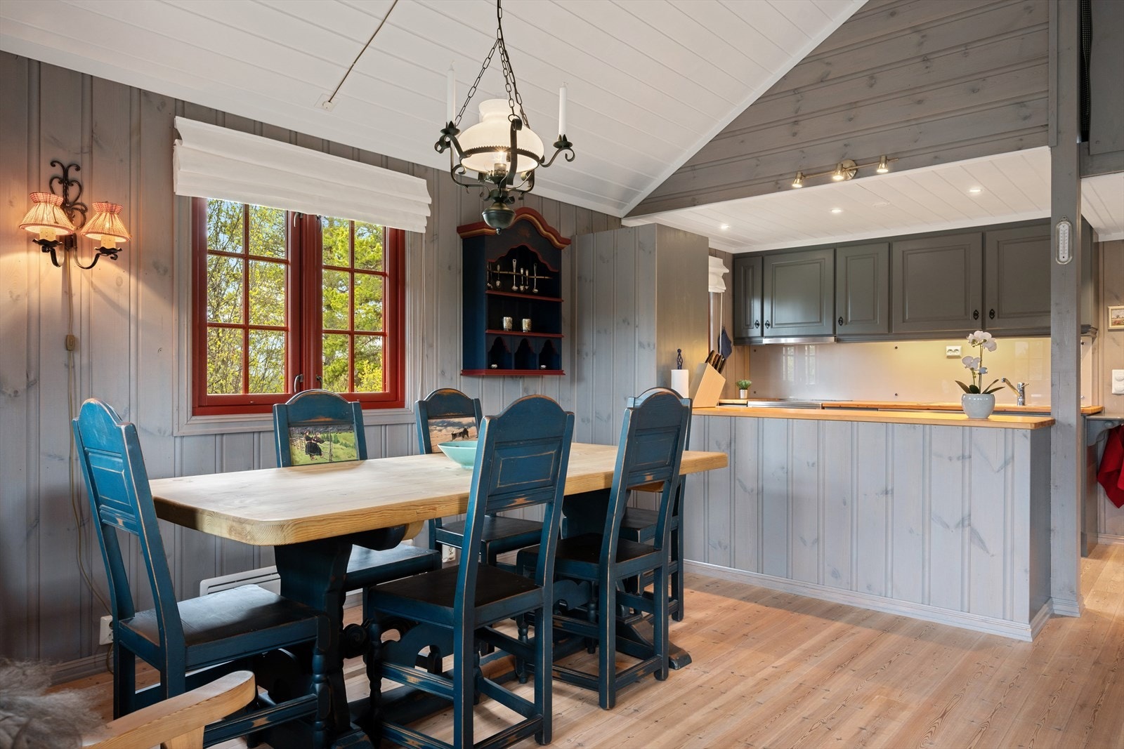 En flott spisestue er praktisk plassert nær kjøkkenet. Galleribilde