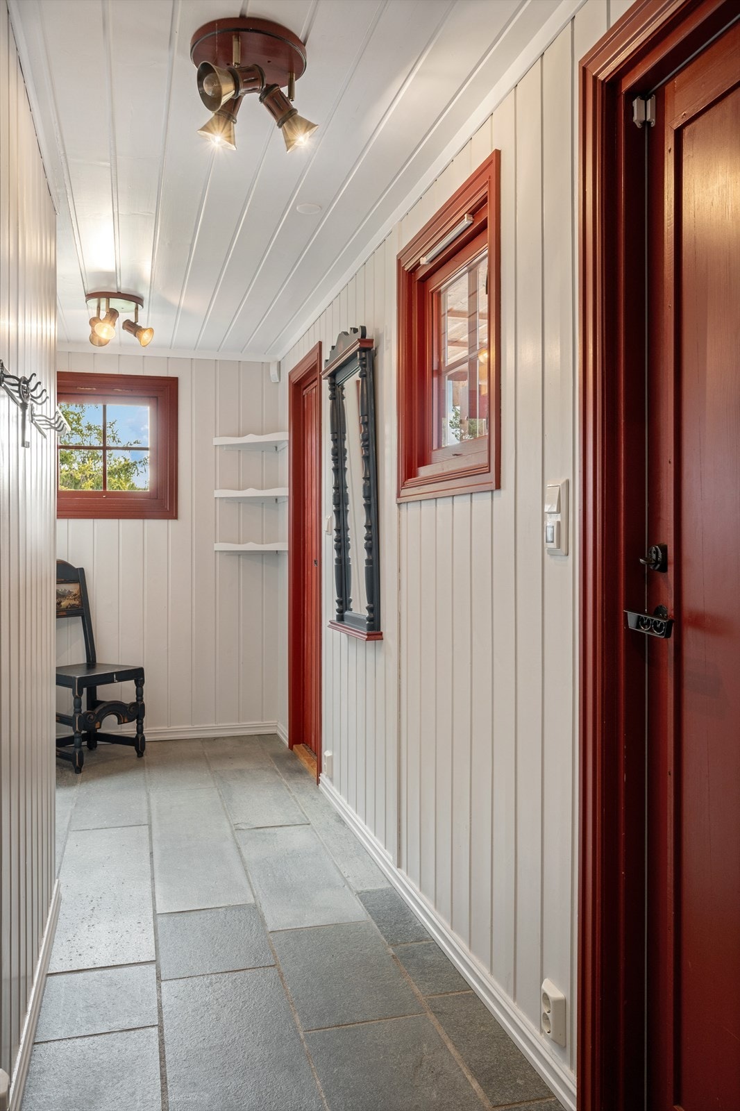 Hytta har en lys og praktisk entré/gang med flislagt gulv. Galleribilde