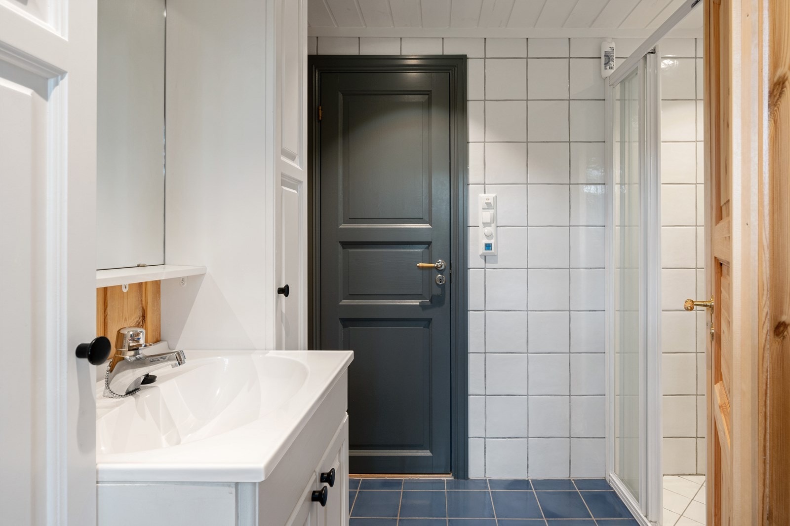 Badet har dels flislagte overflater og flislagt gulv med gulvvarme. Galleribilde