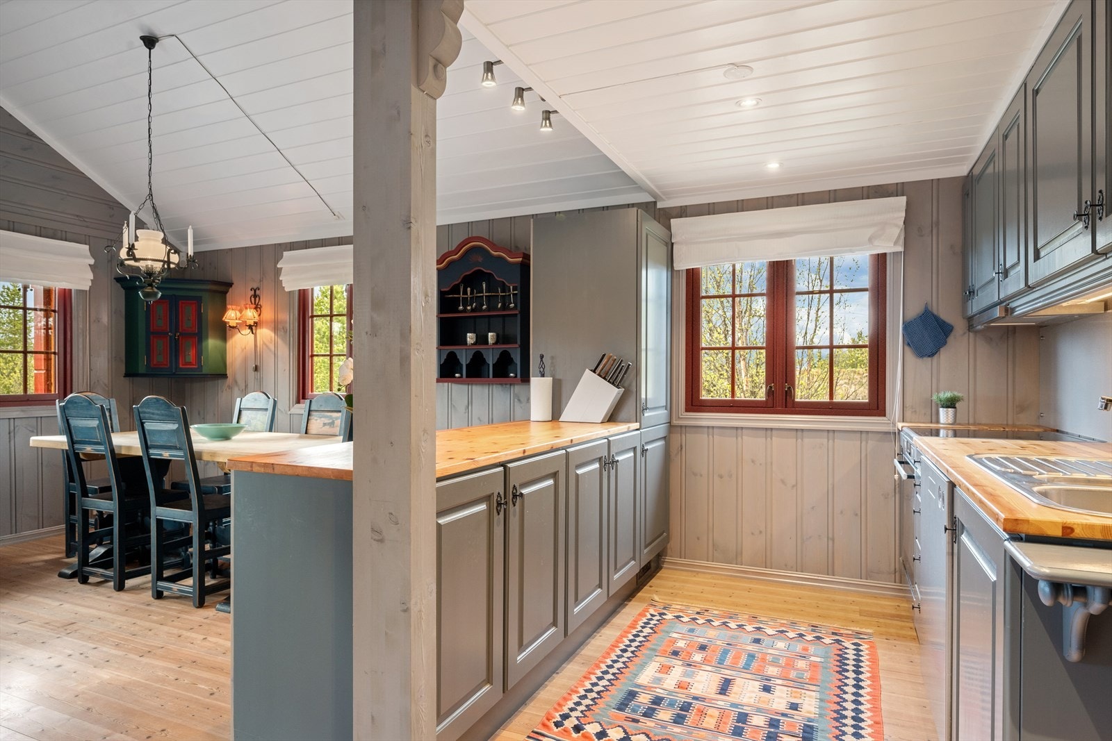 Kjøkken og stue ligger i åpen løsning. Galleribilde