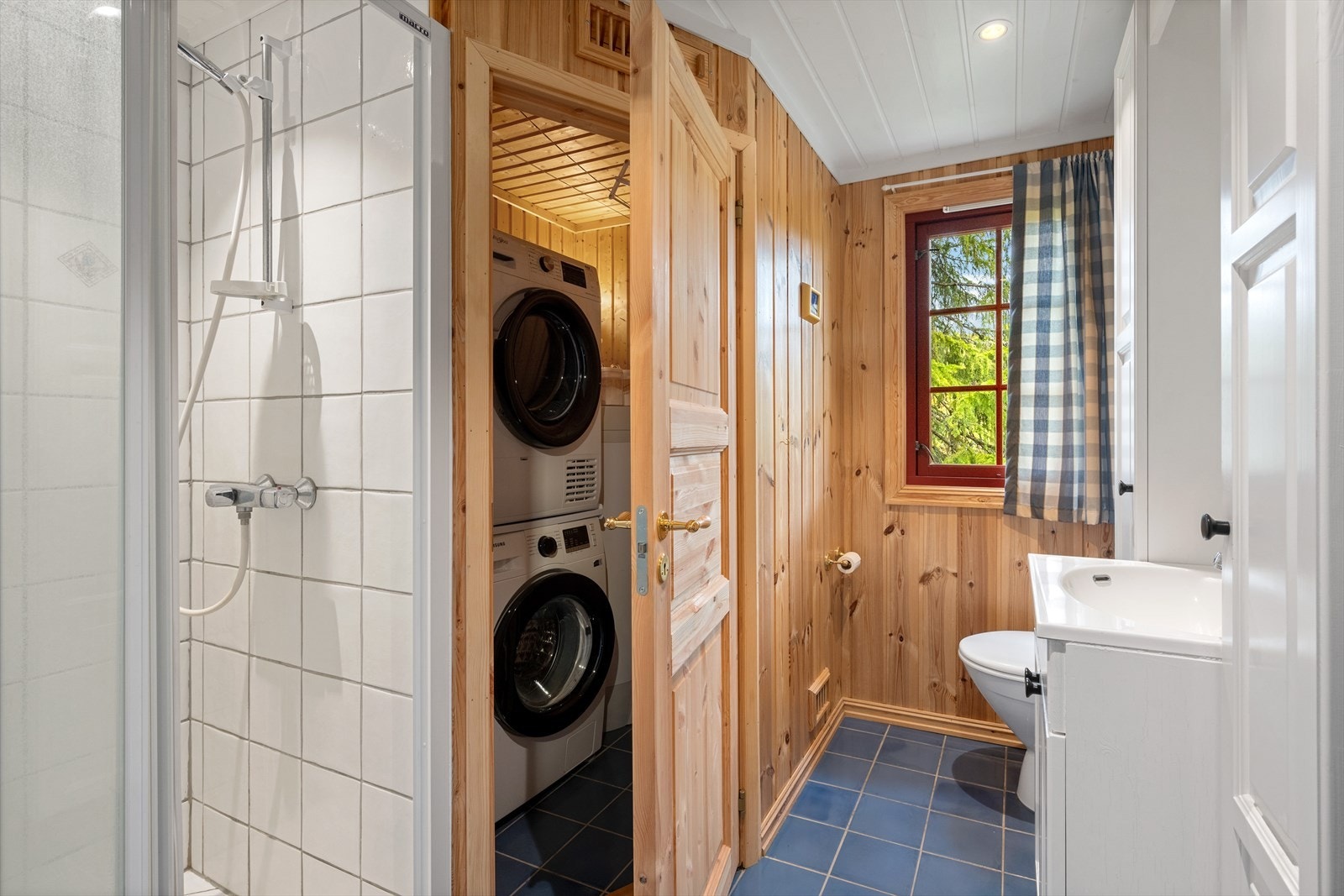 Interiøret består av skapinnredning, dusjnisje og gulvmontert toalett. Innenfor badet er det rom m/opplegg for vask og tørk. Galleribilde