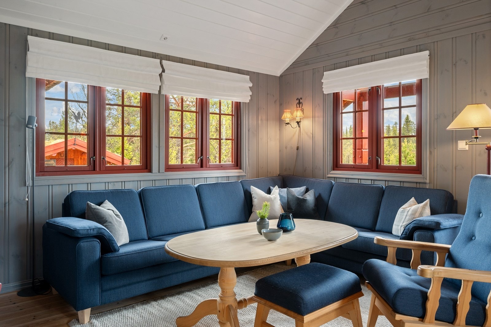 Vinduene gir godt med dagslys, og skråhimlingen gir en god romfølelse. Galleribilde