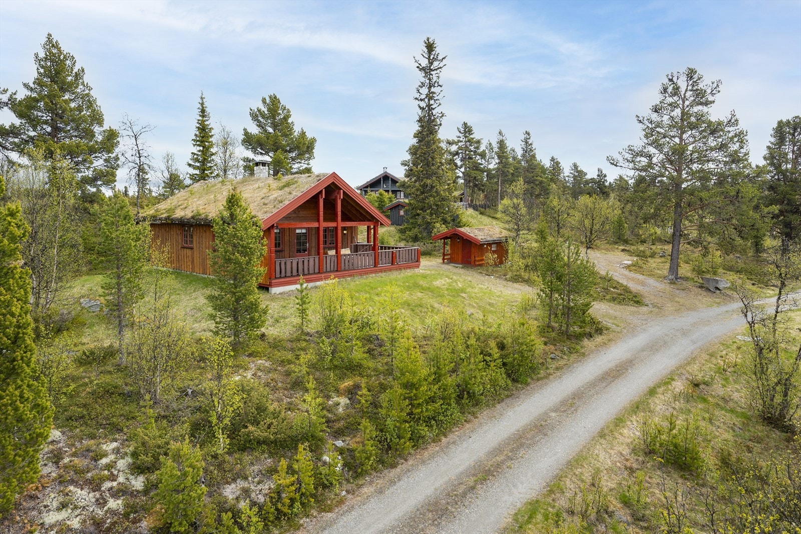 Hytta har lett adkomst og vinterbrøytet veg helt frem. Galleribilde