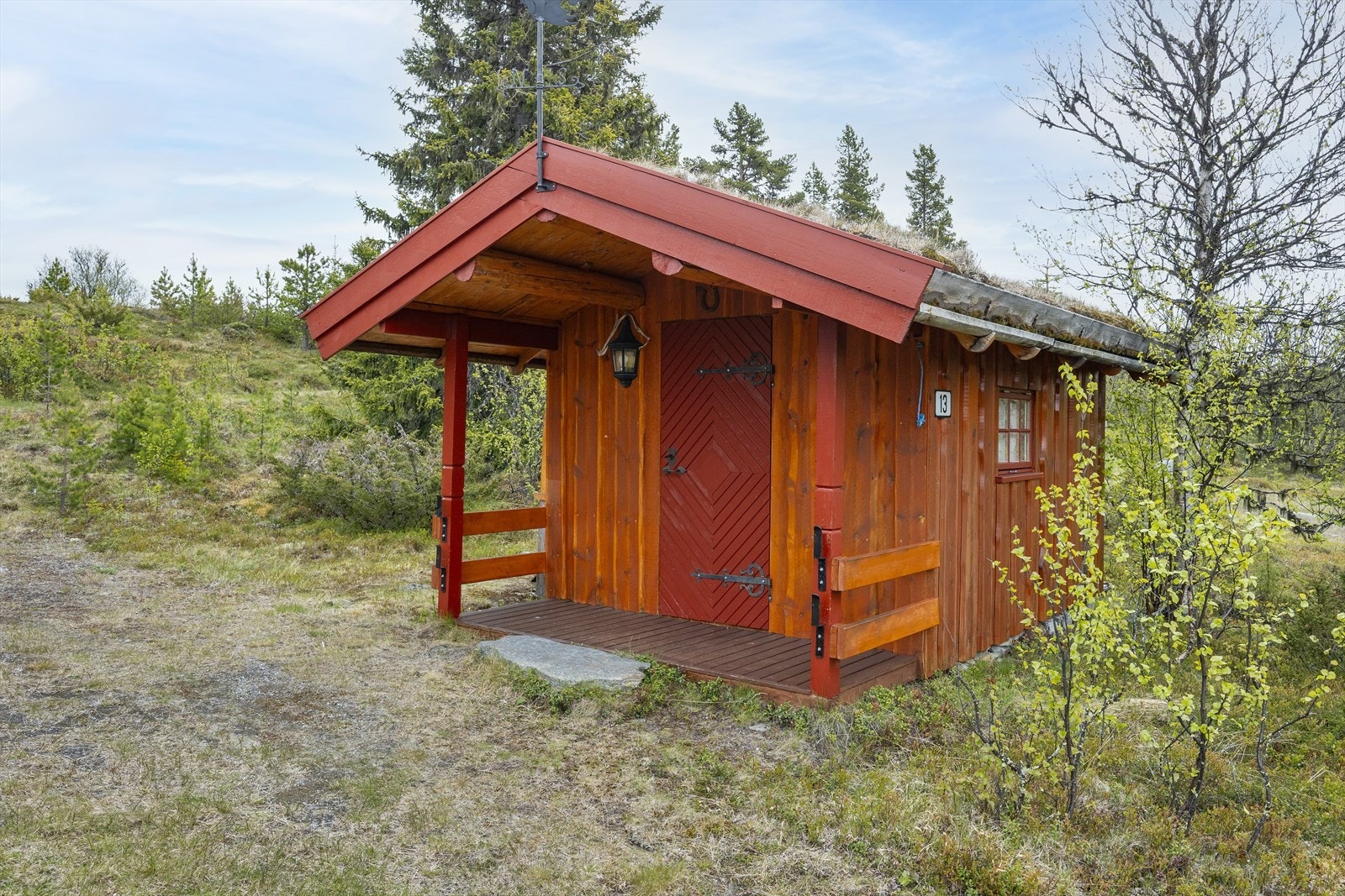 Uthuset er bygd i samme stil som hytta. Galleribilde