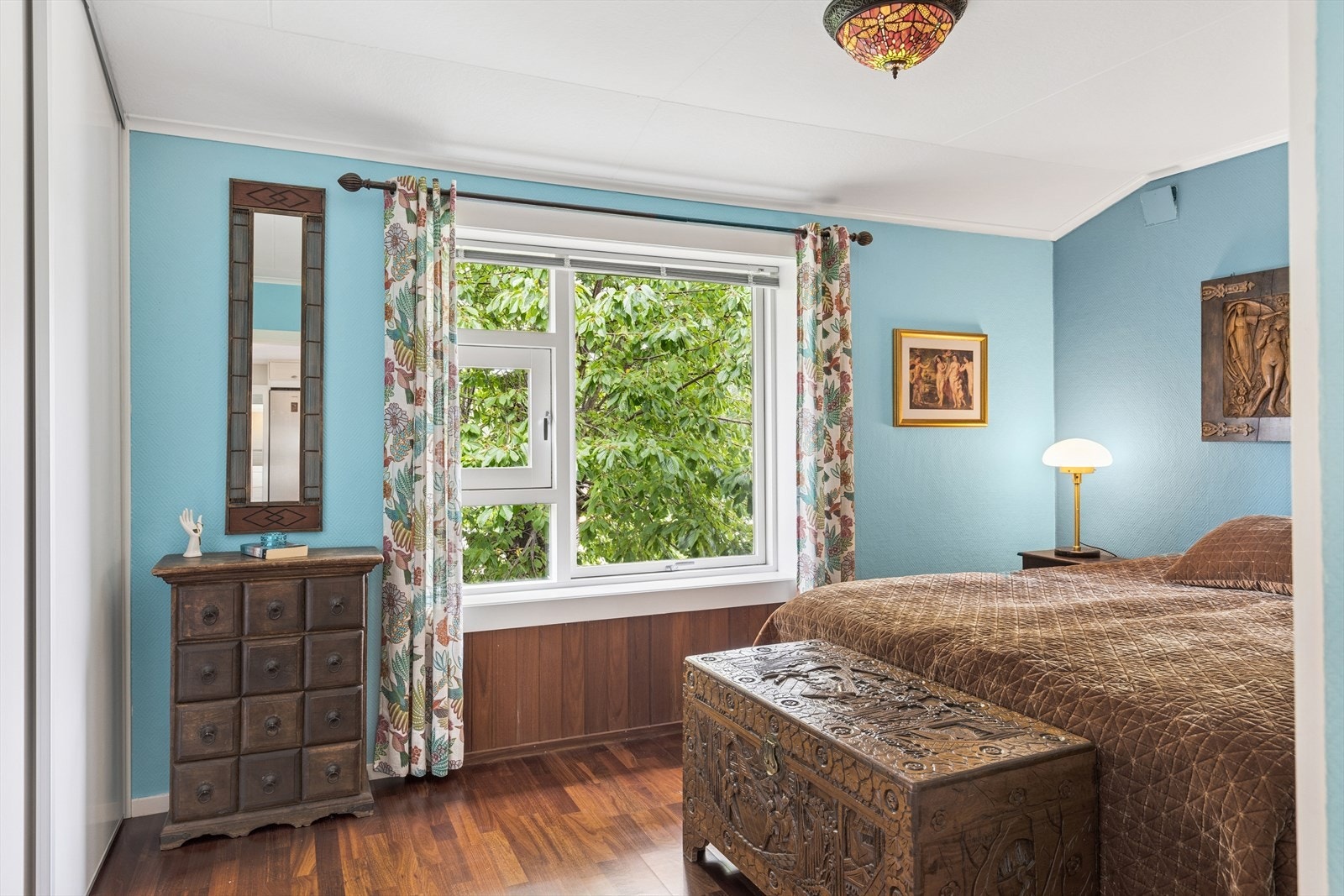 Hovedsoverommet er av god størrelse, og har god plass til seng, nattbord og skyvedørsgarderobe. Galleribilde