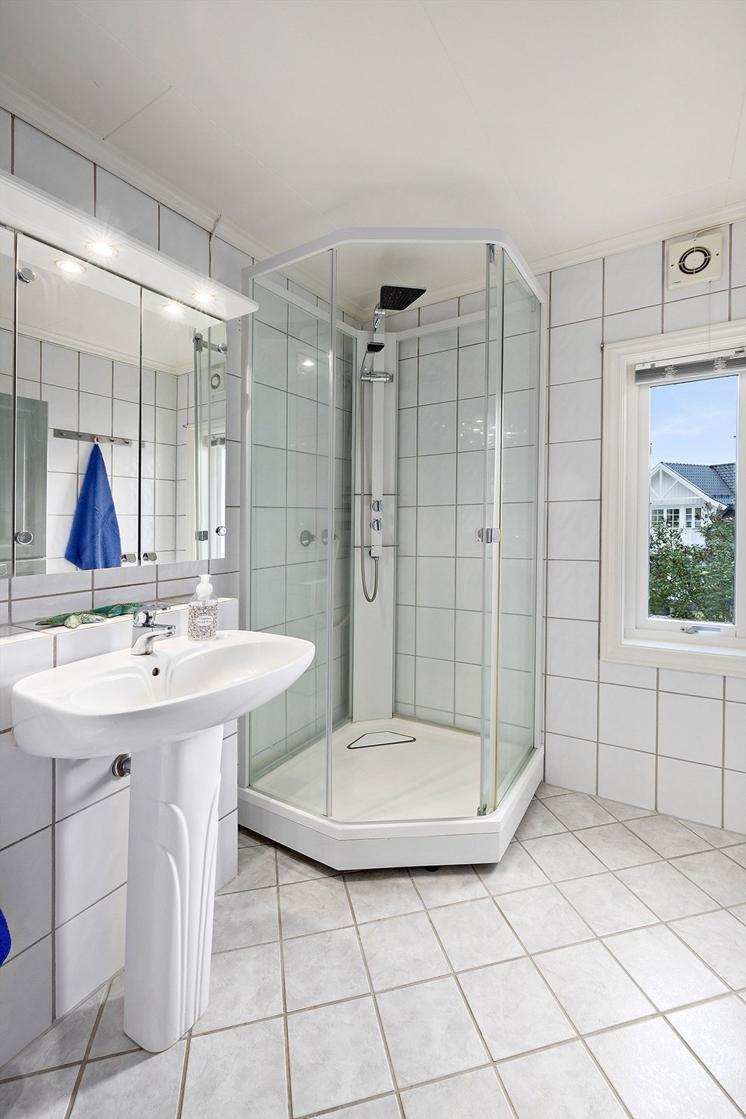 Badet som ligger vegg-i-vegg med hovedsoverommet Galleribilde