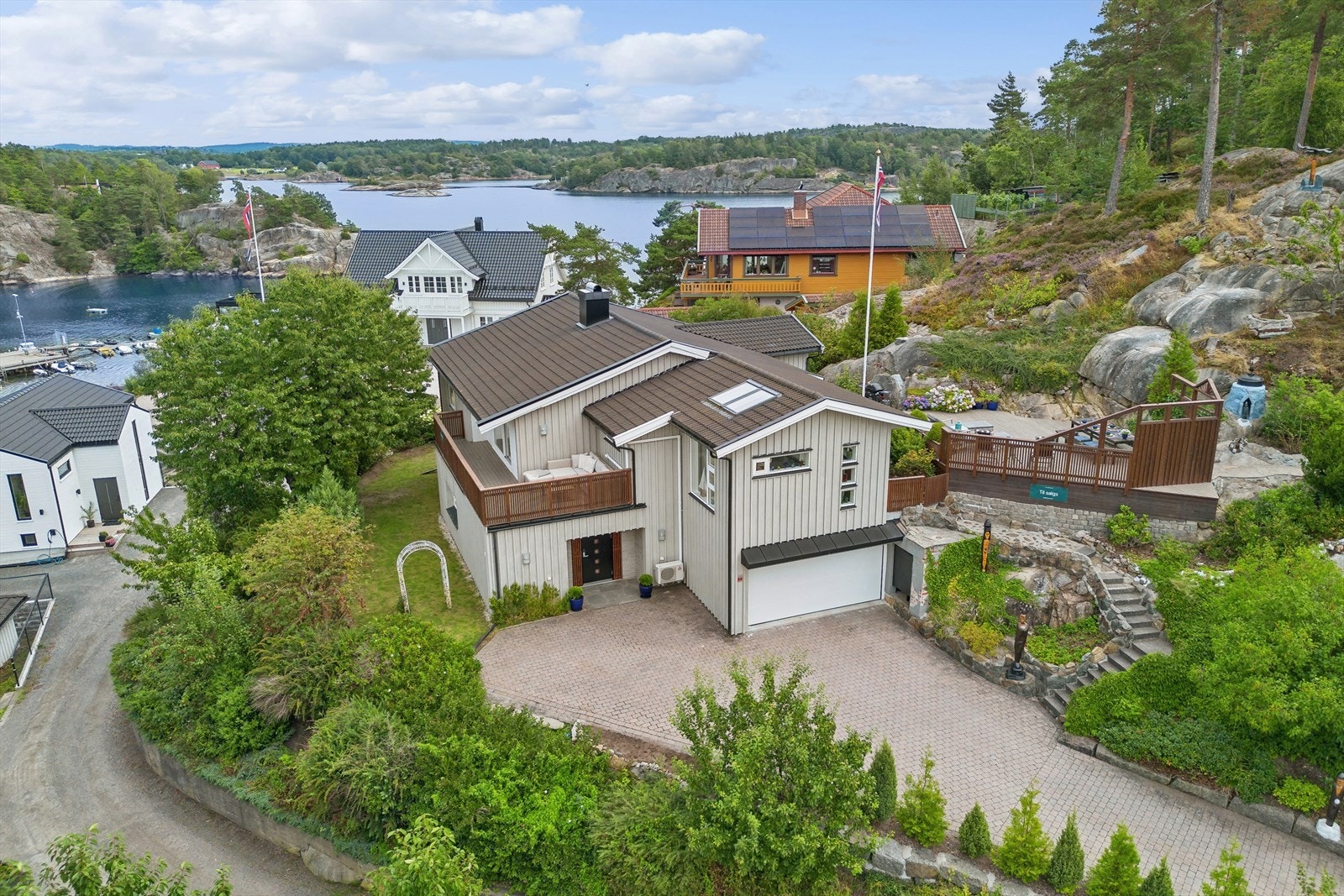 Robert Isachsen har gleden av å kunne presentere Vesterøyveien 158!
Flott enebolig over 2 plan m/ 4 soverom og 2 bad
Velkommen til visning - Husk påmelding! Galleribilde