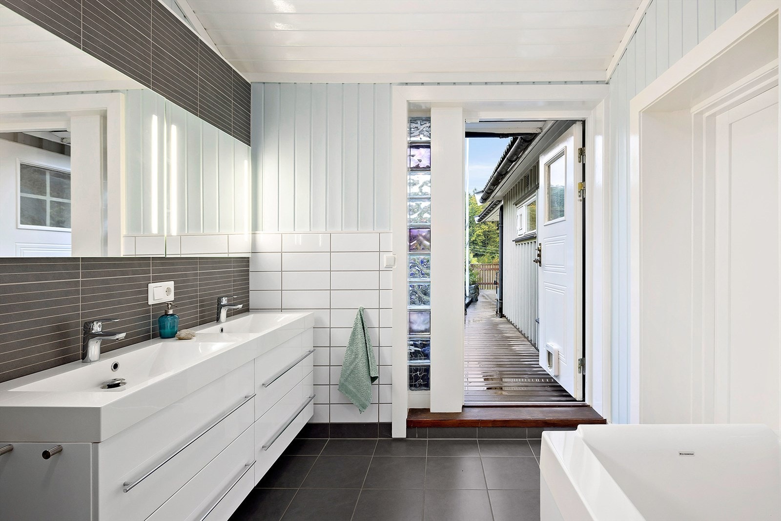 Det er også praktisk utgang til den herlige terrassen Galleribilde