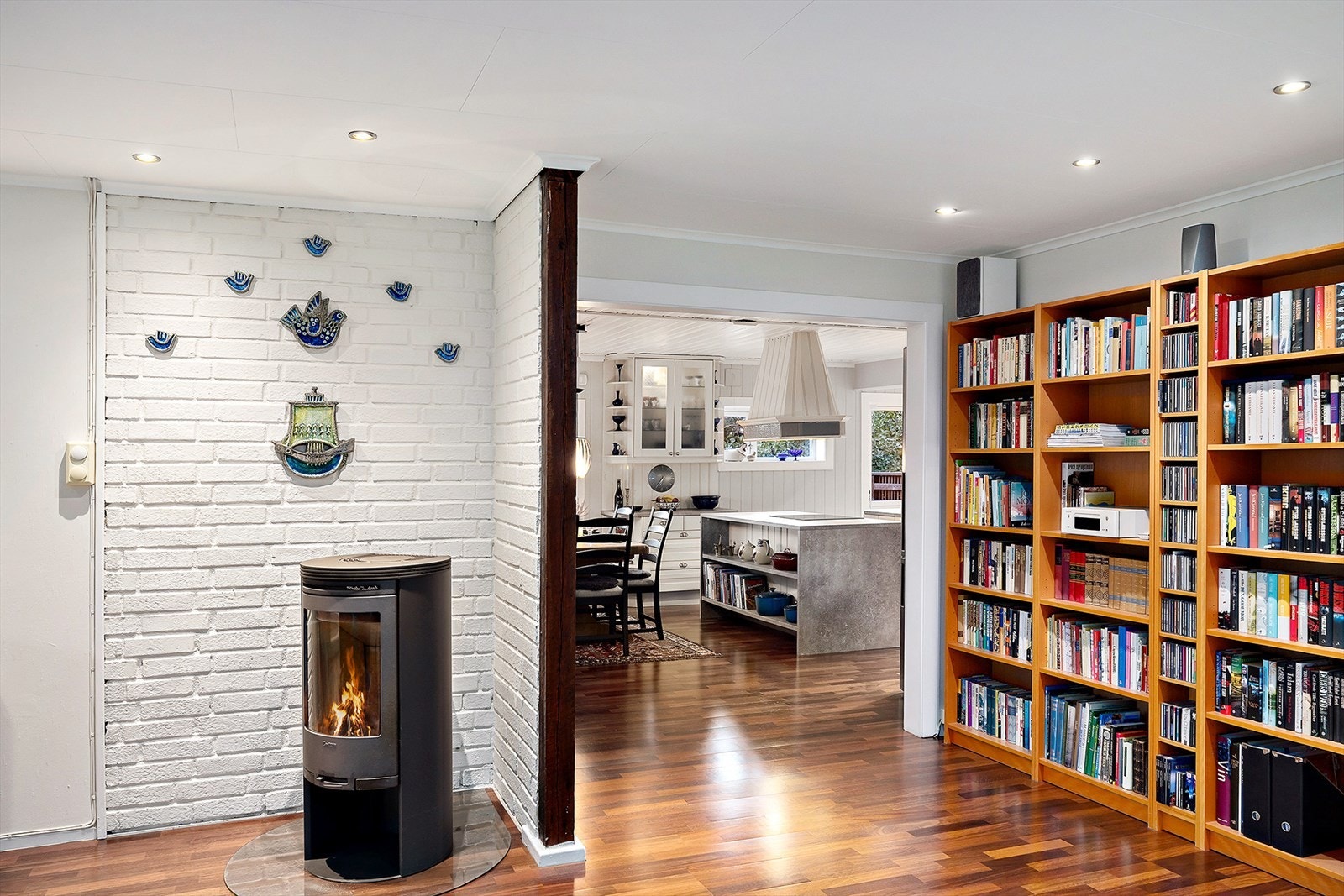 1 av 2 vedovner i boligen som gjør det enkelt å holde en god temperatur i boligen Galleribilde