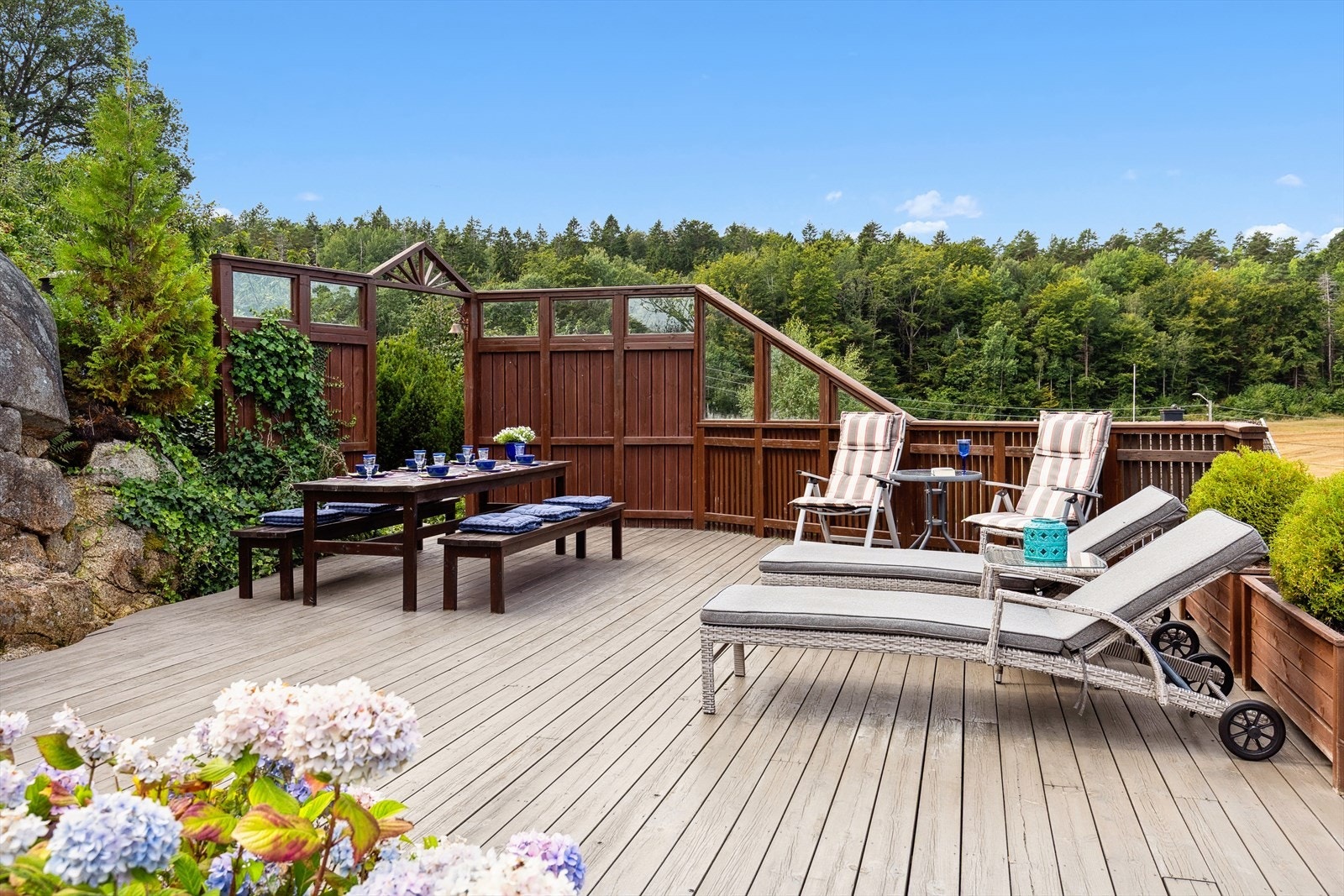 På terrassen er det veldig god plass, samt at det er usjenert. Her er det lite innsyn grunnet vegetasjon. Galleribilde