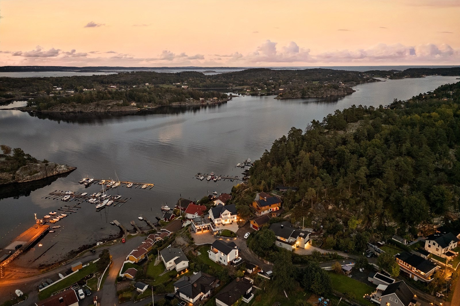 Det medfølger en båtplass til boligen, ta kontakt med megler for ytterligere informasjon, eller se neste bilde Galleribilde