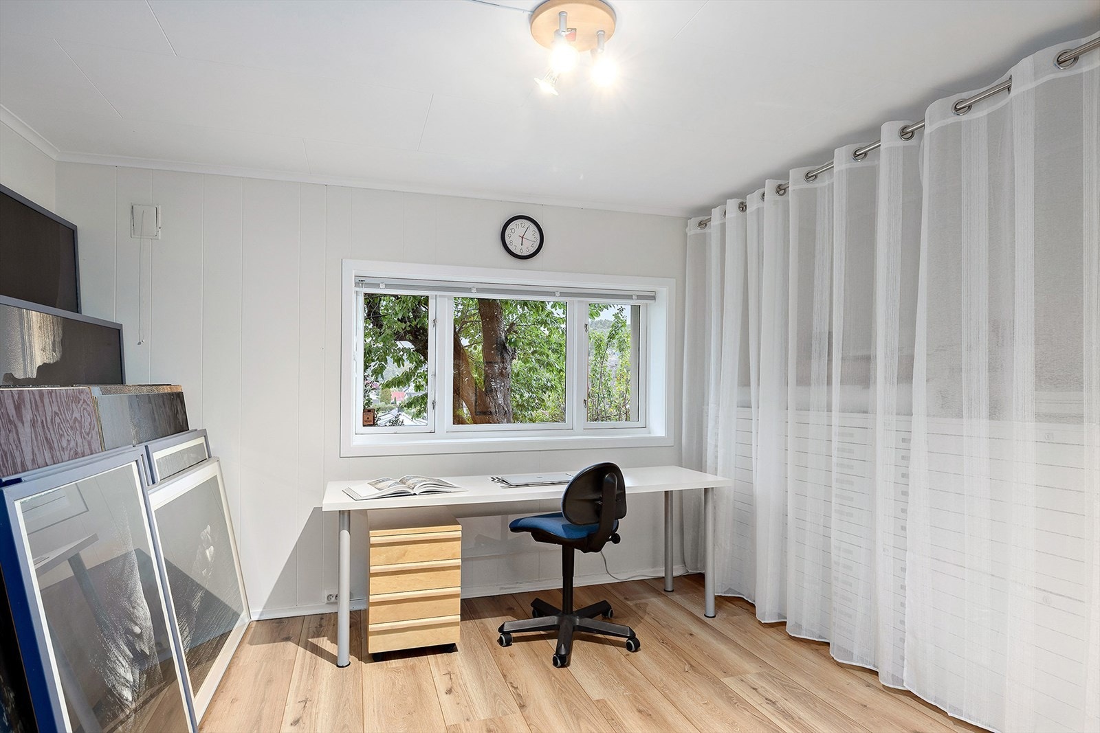 Soverom 2 i første etasje er også av god størrelse og blir i dag benyttet atelier Galleribilde