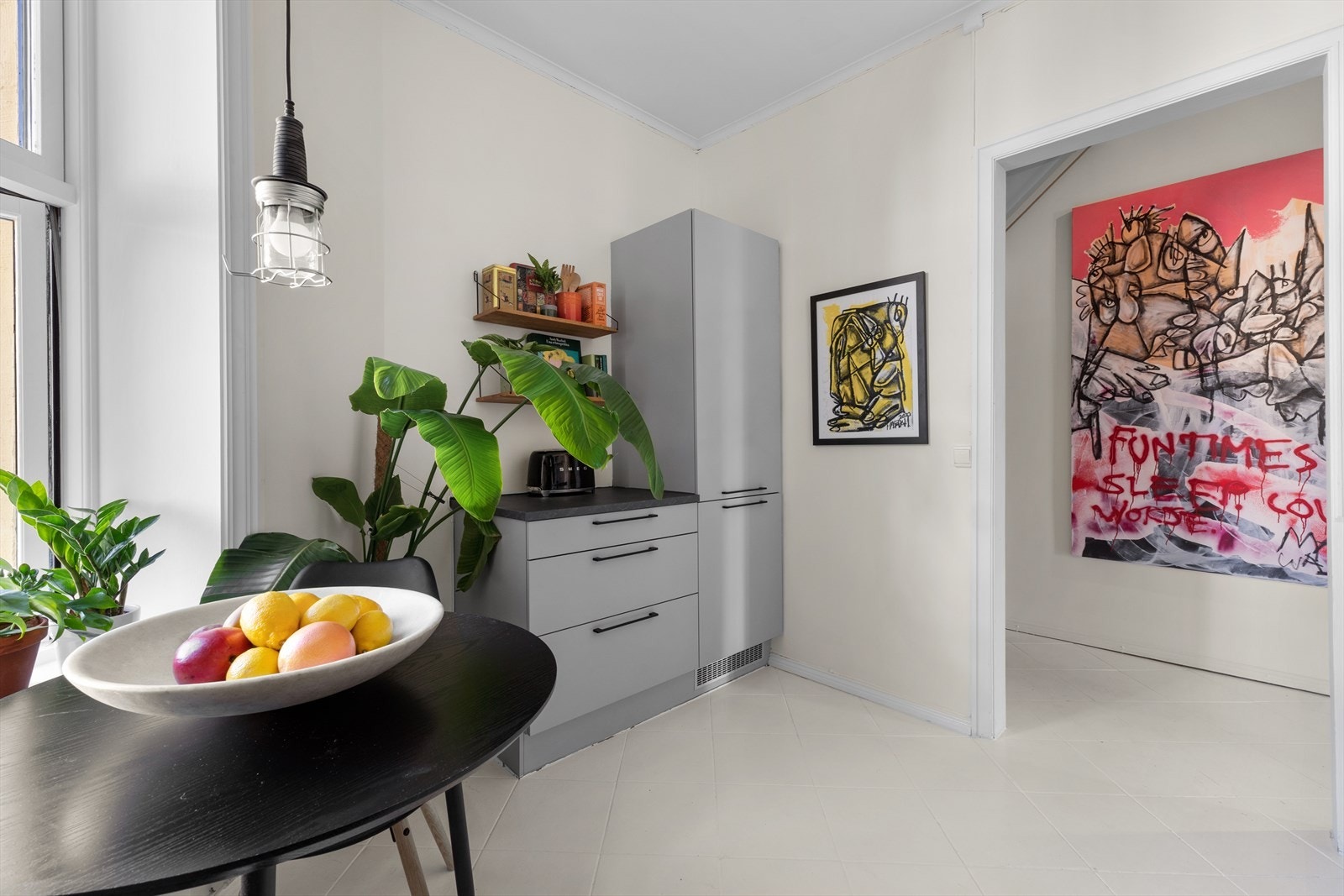 Separat kjøkken med plass til sittegruppe Galleribilde