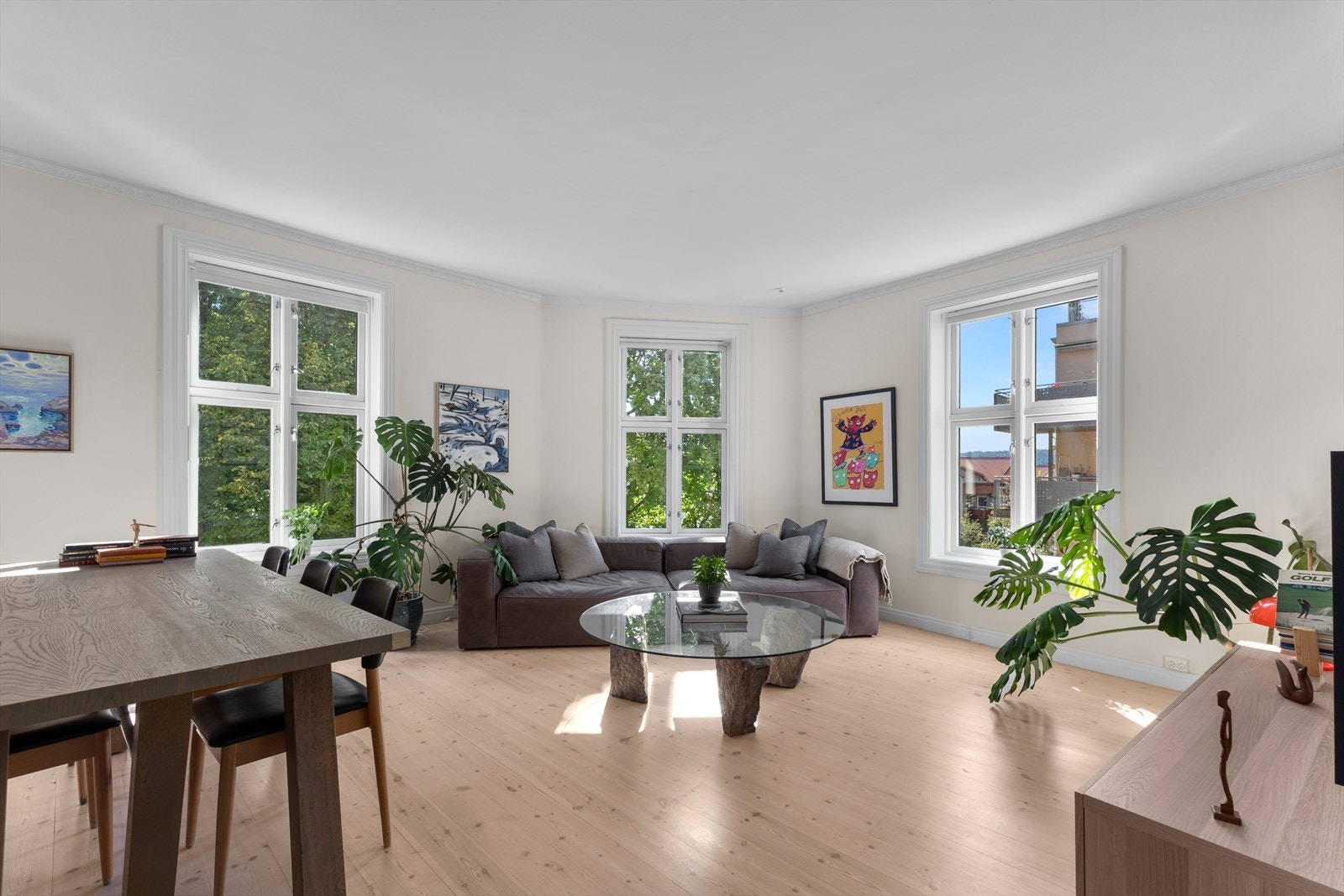 Store vindusflater med brede karmer og generøs takhøyde Galleribilde