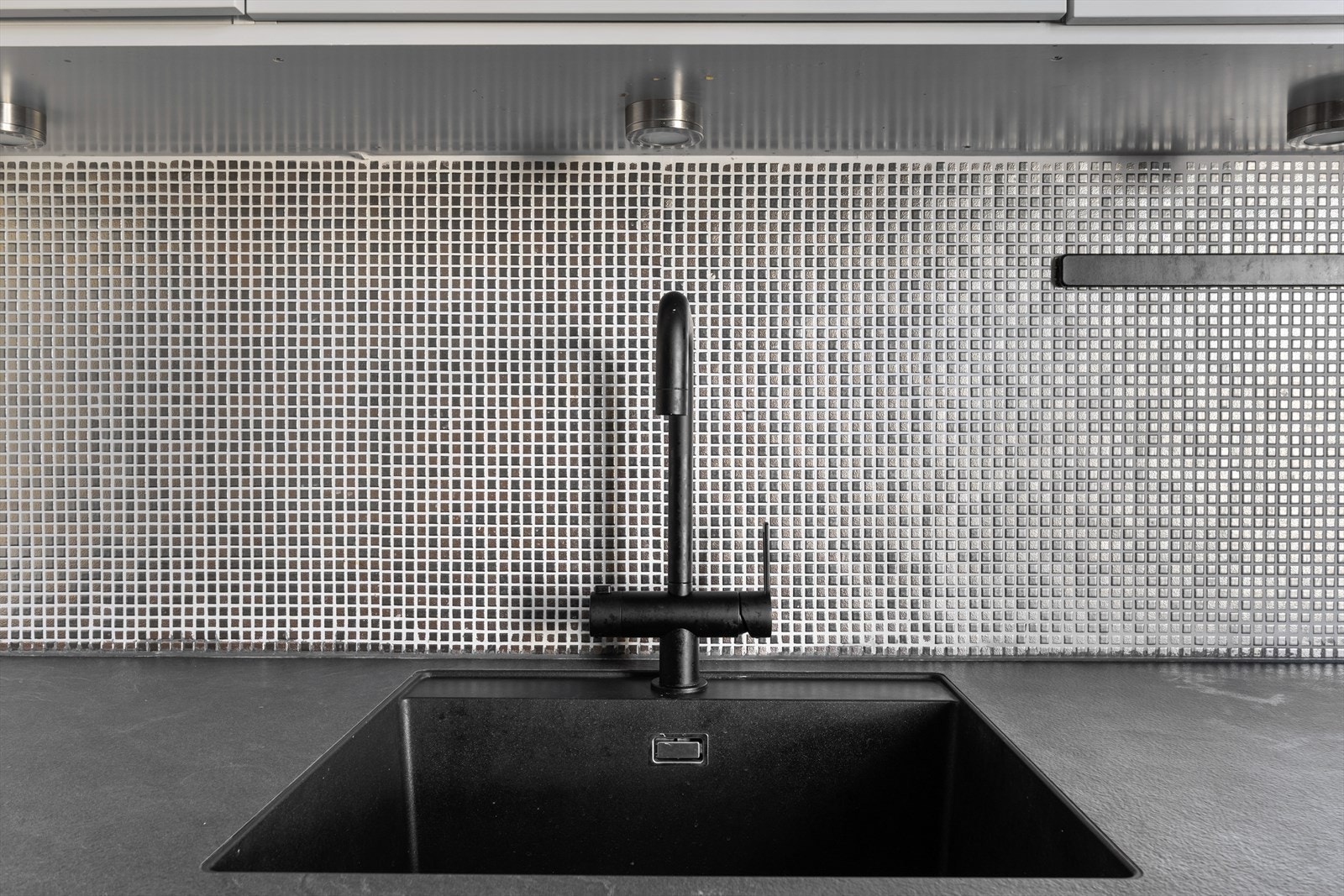 Fliser i mosaikk over benkeplate på kjøkkenet Galleribilde